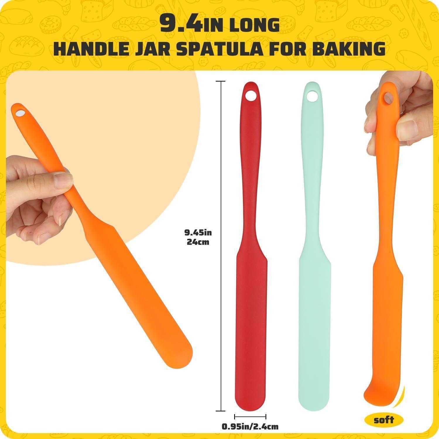 Produktgrafik mit einem 9,4-Zoll-Spatel mit Griff für Backformen, in drei Farbvarianten erhältlich, mit gekennzeichneten Abmessungen von 9,45 Zoll/24 cm Länge und 0,95 Zoll/2,4 cm Breite.