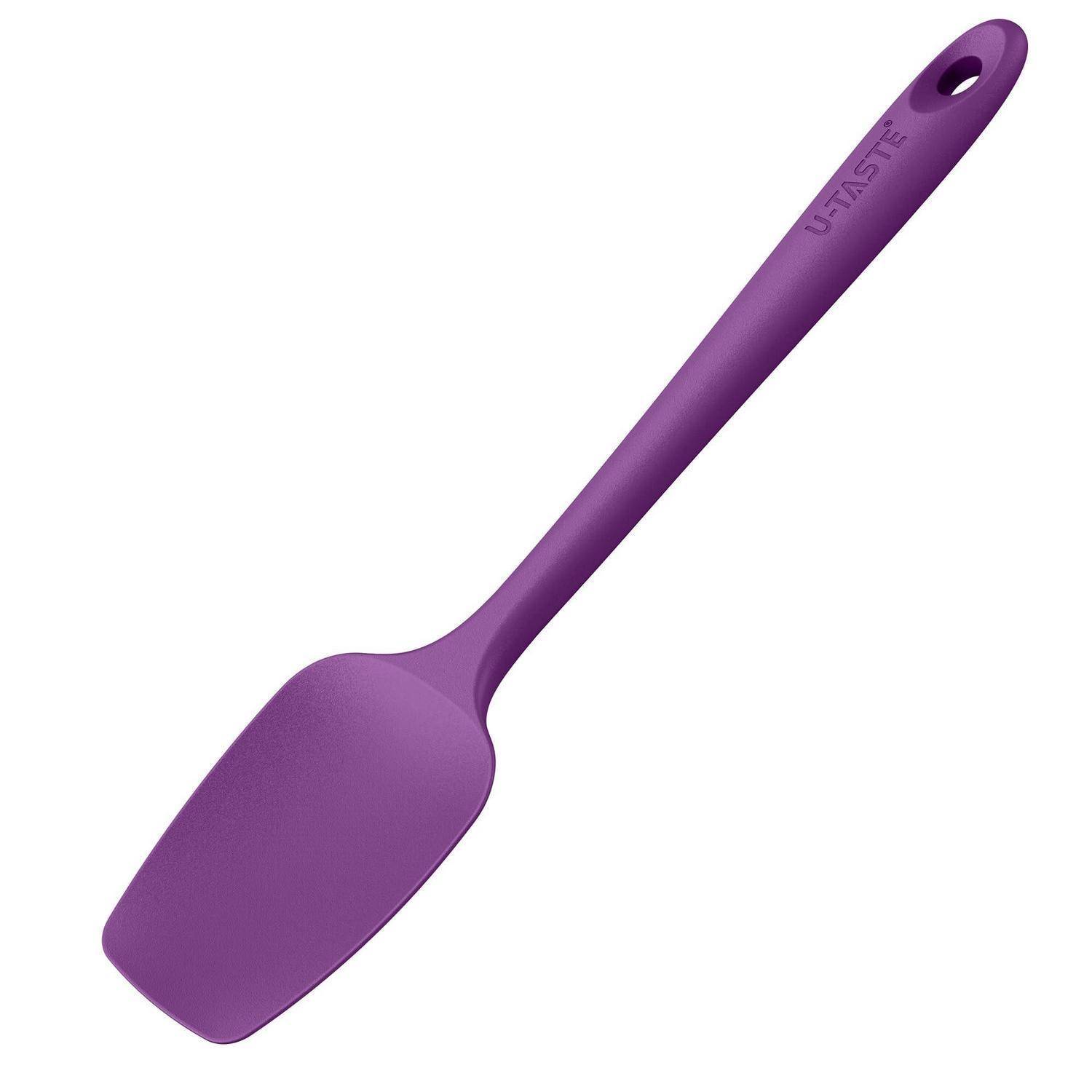 Violetter Silikonspatel mit langem Griff und Aufhängeloch, gezeigt auf weißem Hintergrund.