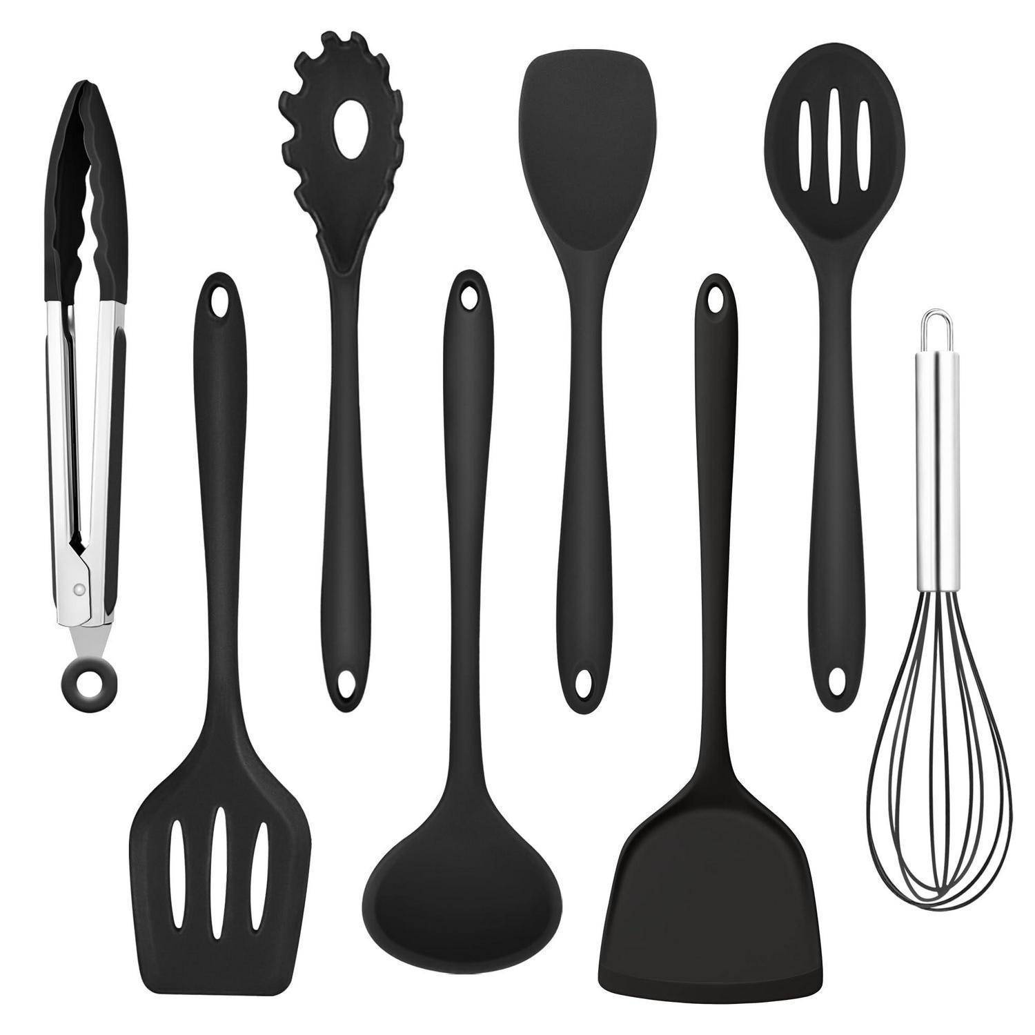 Satz von Küchenutensilien auf weißem Hintergrund: Zangen, Spachteln, Löffel, Schaber, Schaumlöffel und Schneebesen.