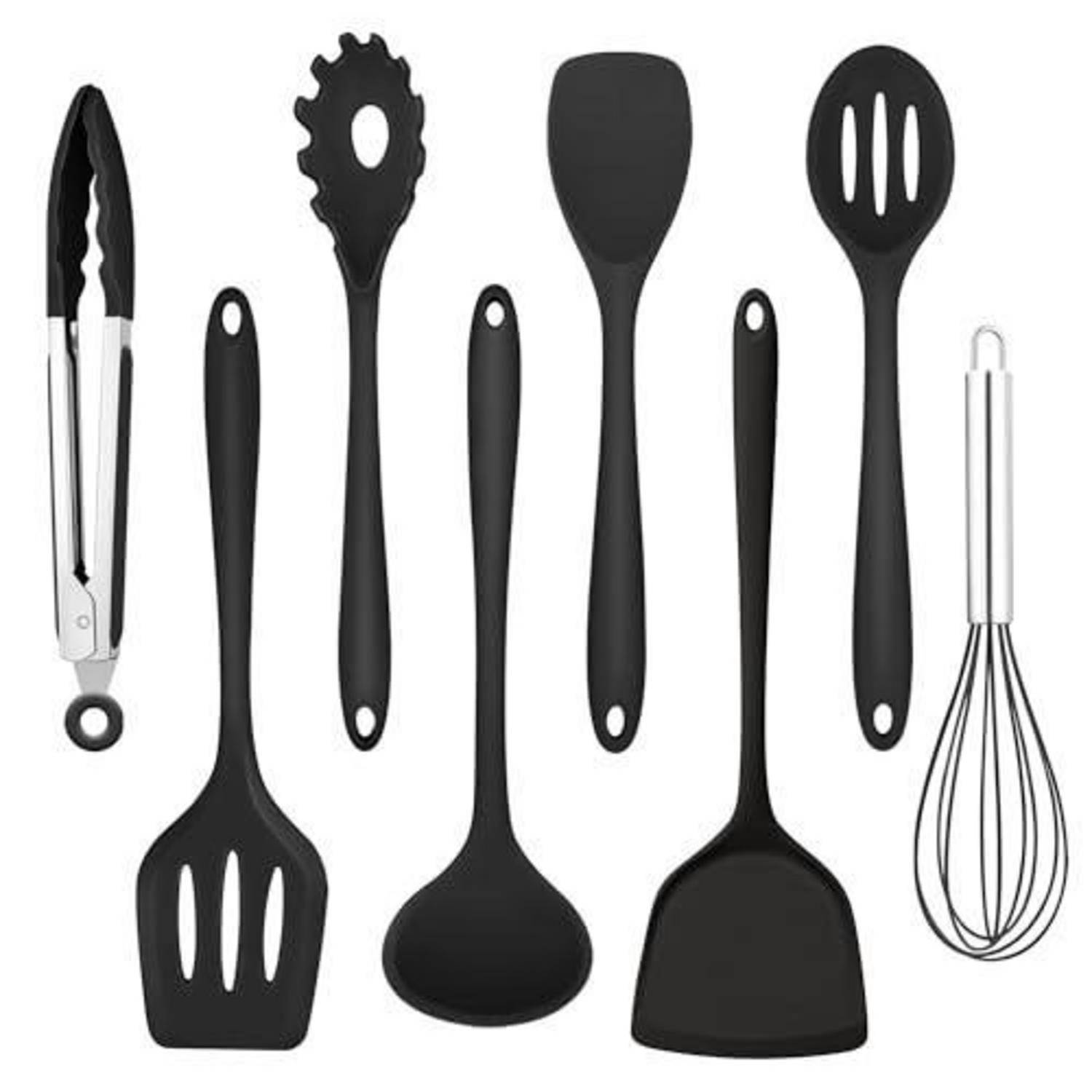 Satz von Küchenutensilien auf weißem Hintergrund: Zange, Spatel, Löffel, Pastaserver, Schaumlöffel, Wender und Schneebesen.