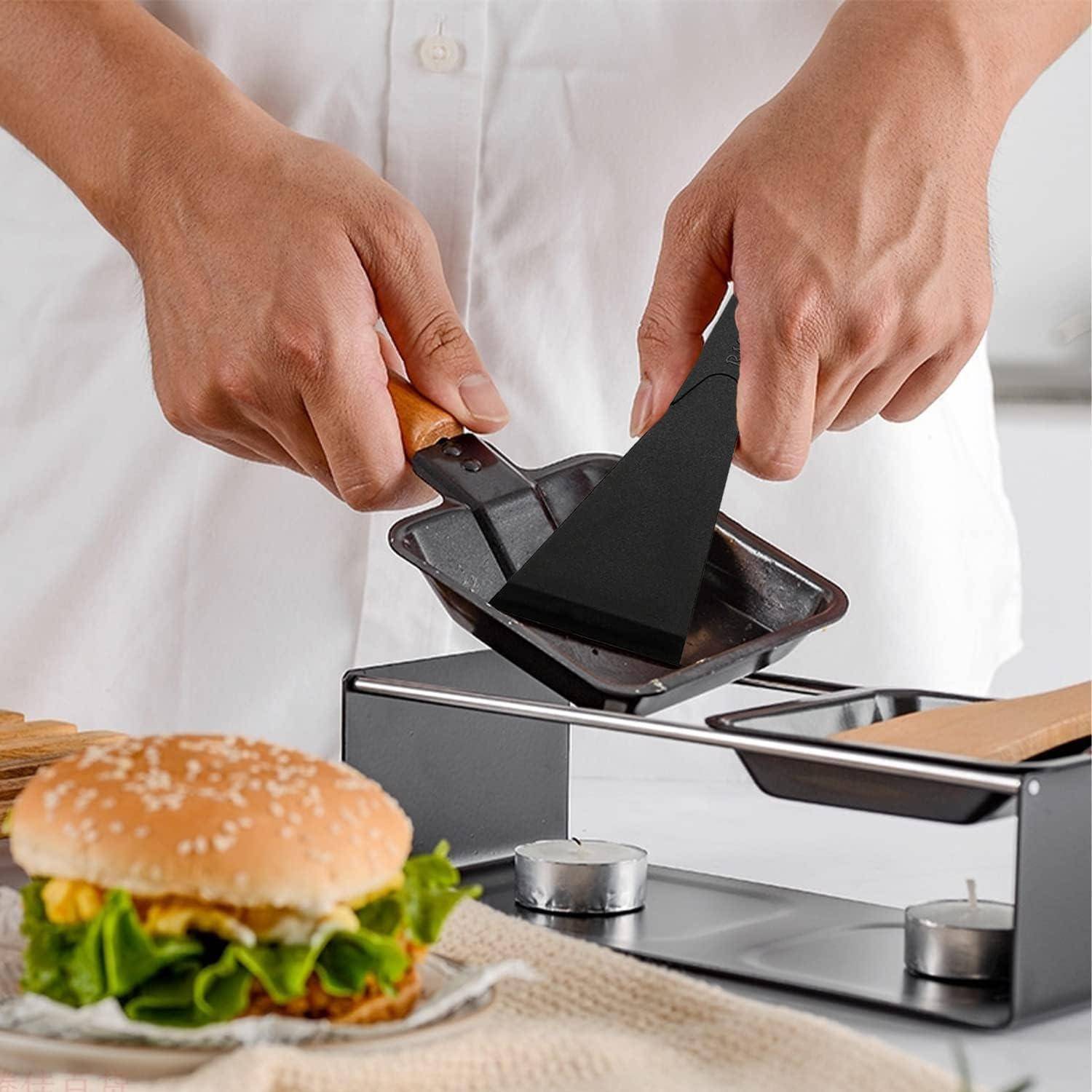 Hände verwenden eine Sandwichpresse, um einen Burger zuzubereiten; ein gekochter Burger sitzt im Vordergrund neben dem Grill.