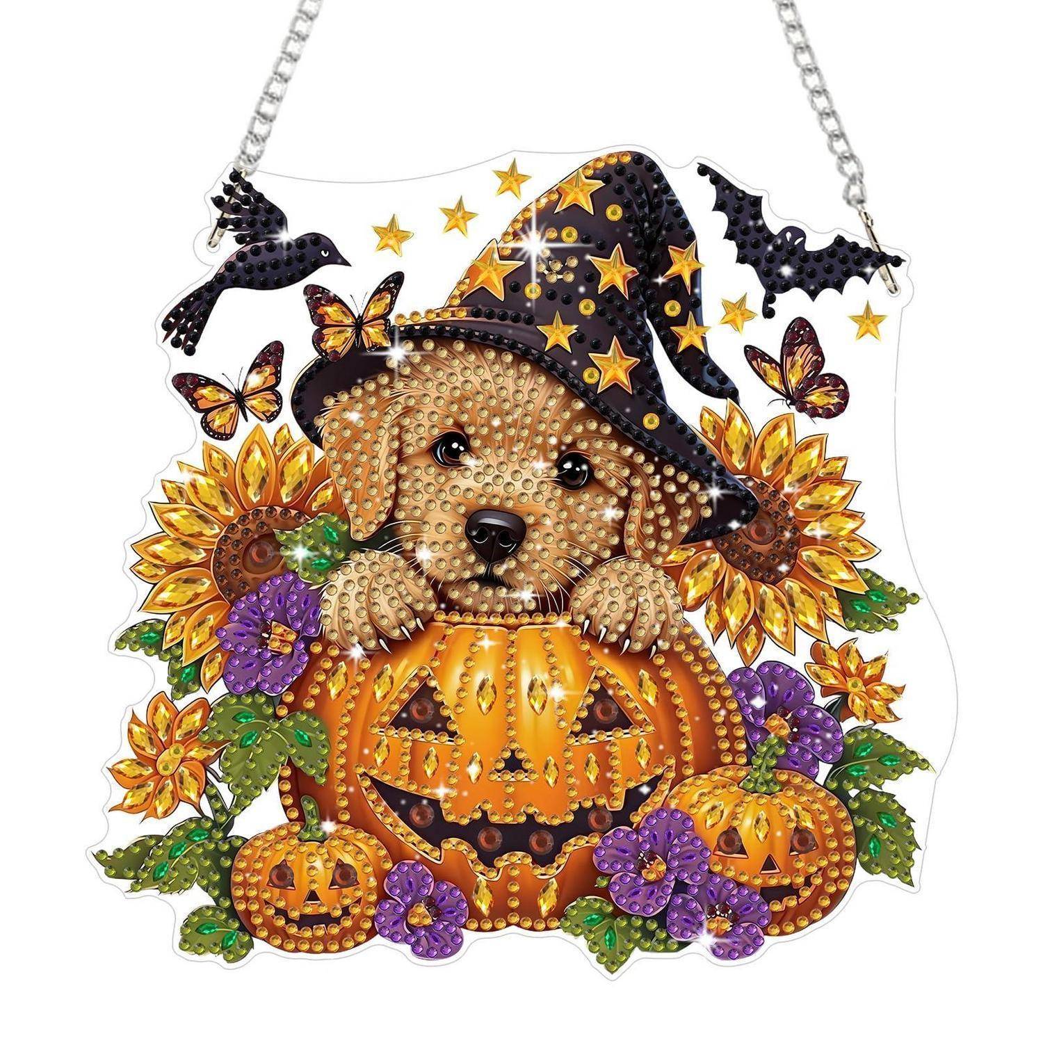 Halloween-Dekoration eines Welpen in einem Hexenhut, der aus einem geschnitzten Kürbis hervorlugt, umgeben von Fledermäusen, Schmetterlingen, Sonnenblumen und Blumen.
