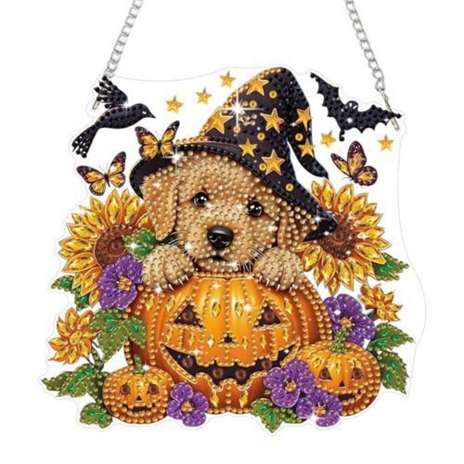 Halloween-Dekoration eines Welpen in einem Hexenhut, der aus einem Kürbisgesicht herausspäht, mit Fledermäusen, Schmetterlingen und Blumen