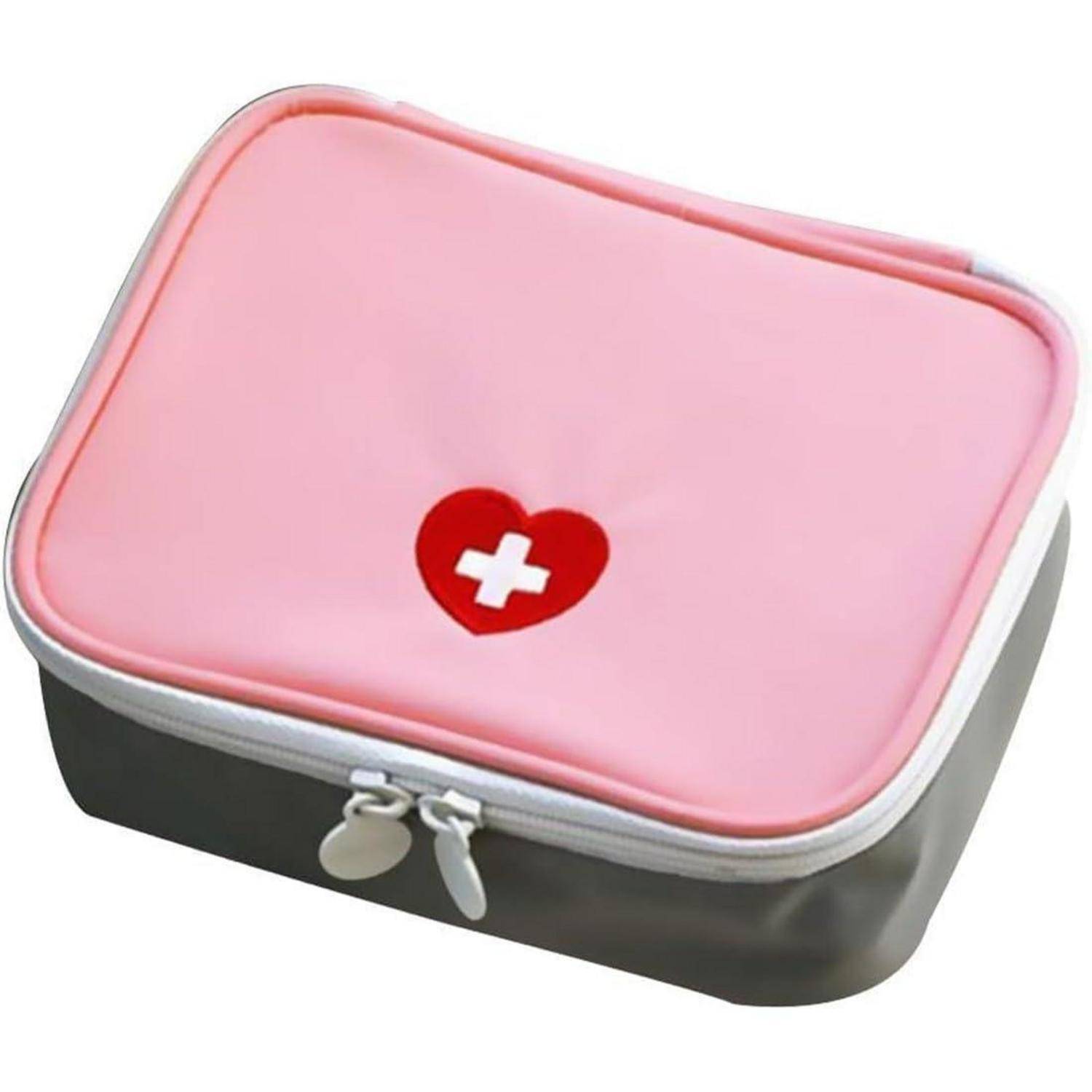Rosa Erste-Hilfe-Kasten mit roten Herzchen und weißem Kreuz-Symbol, dargestellt als kleines medizinisches Etui mit Reißverschluss.