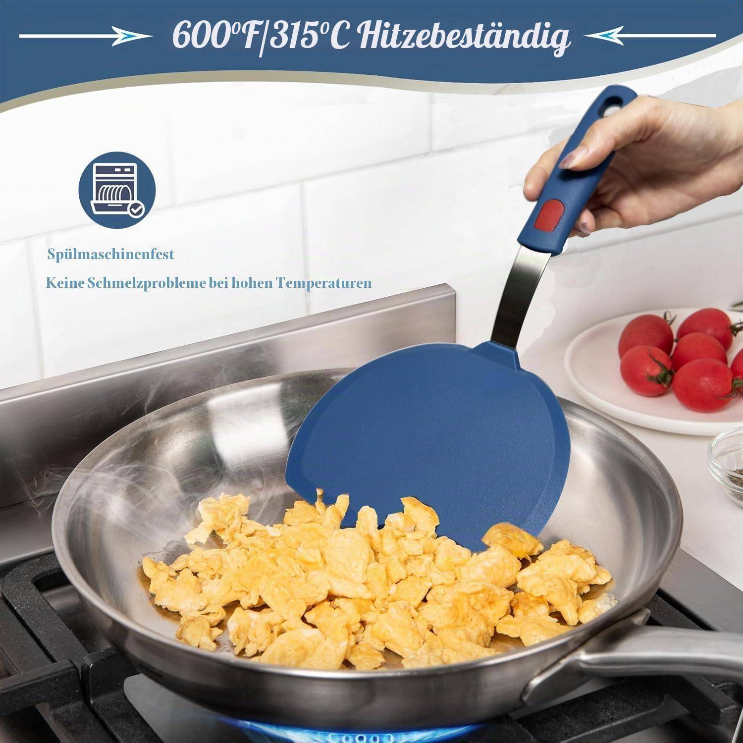 Hand dreht Rühreier in einer Pfanne mit einem blauen hitzebeständigen Spatel um; Text besagt „600°F/315°C Hitzebeständig