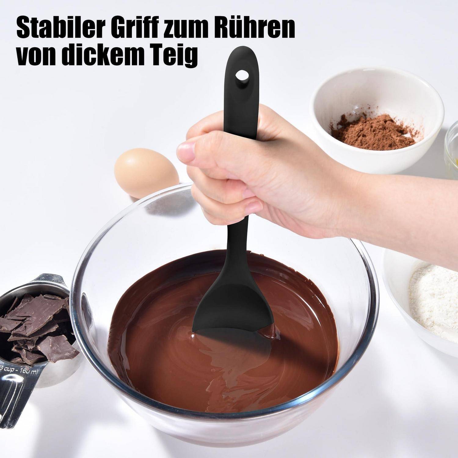 Hand rührt dicken Schokoladeteig in einer Rührschüssel um, mit Zutatenschüsseln in der Nähe; Text lautet „Stabiler Griff zum Rühren von dickem Teig