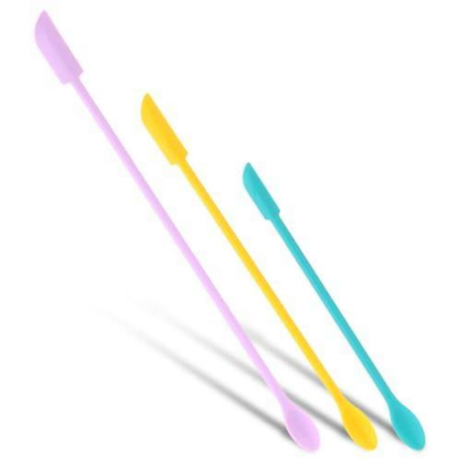 Drei bunte gewinkelte Spachteln oder Spachtelmesser auf weißem Hintergrund: lila, gelb und blaugrün.