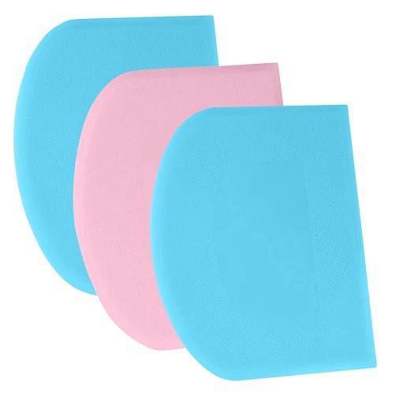 Drei sich überlappende Rechteckkissen oder -polster in Pastellfarben, zwei blau und eines rosa, auf weißem Hintergrund.