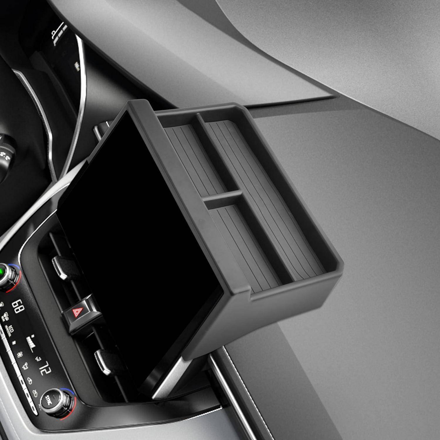 Autoinstrumententafel mit einem rechteckigen Pop-up-Touchscreen-Display, das über der mittleren Konsole neben den Klimaregelungen und der Warnblinkertaste angebracht ist.