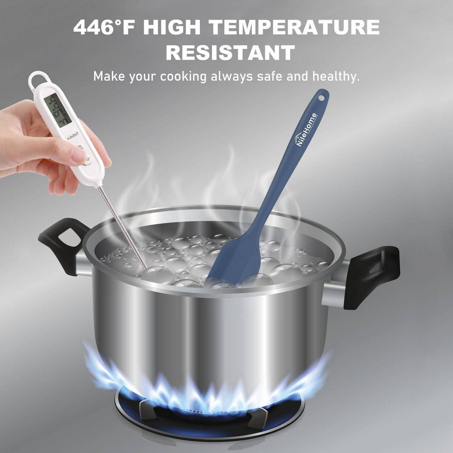 Produktbild eines Topfes, der auf einem Gasherd kocht, mit einem Silikon-Spatel und einem Thermometer, mit der Aufschrift „446°F HITZEBESTÄNDIG