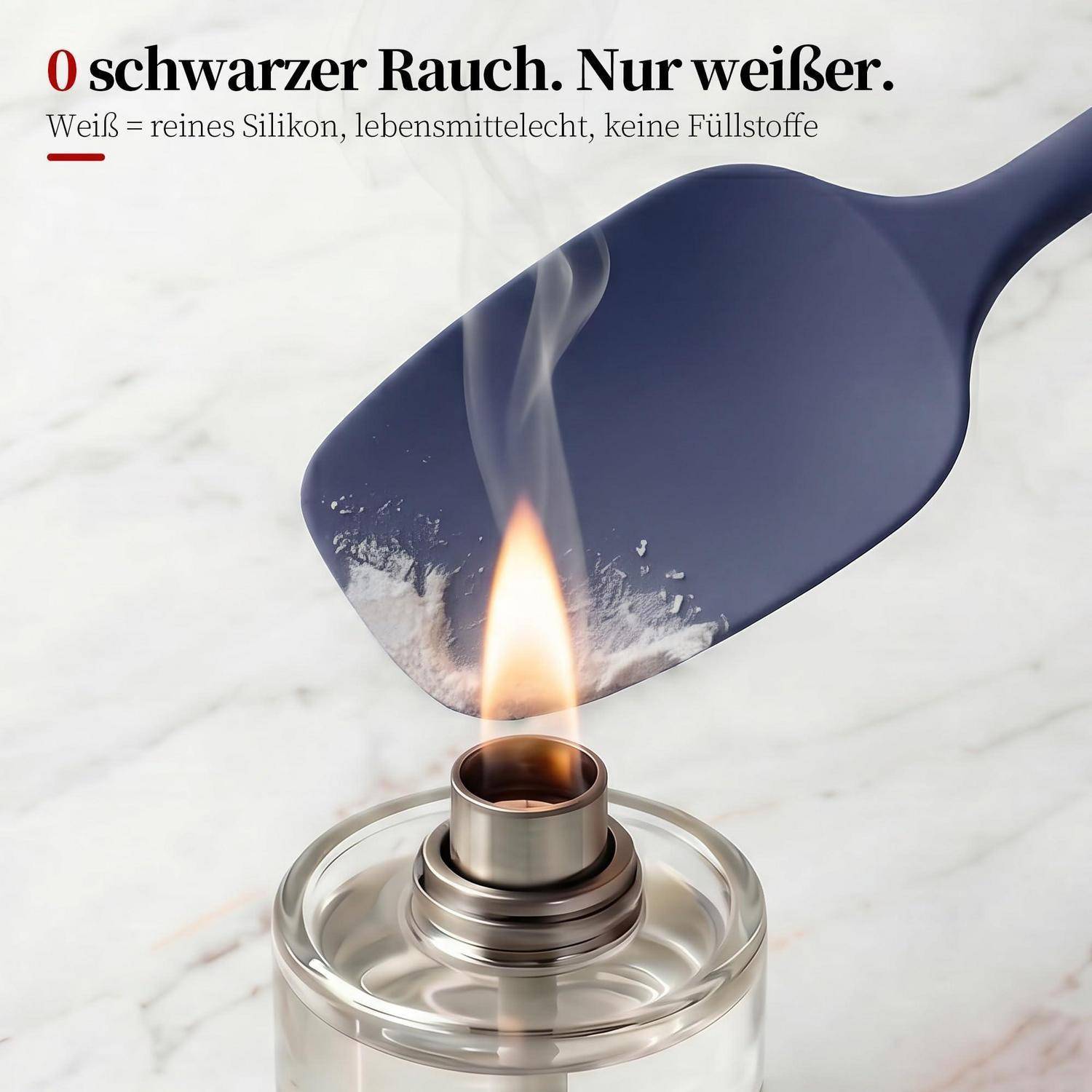 Ein dunkelblauer Silikonspatel wird über einer brennenden Flamme neben einer Glasflasche gehalten und veranschaulicht eine deutsche Anzeige: „0 schwarzer Rauch. Nur weißer.