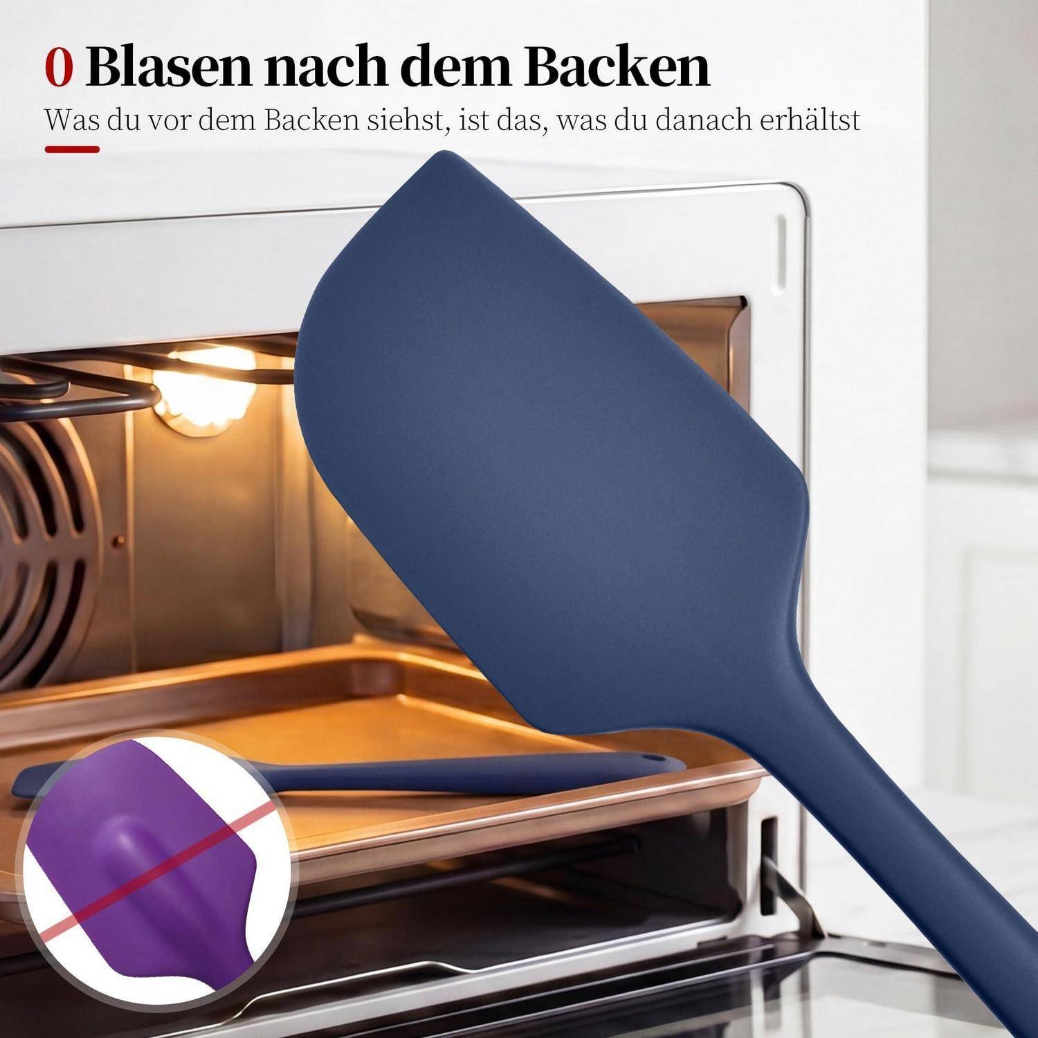 Großer blauer Silikonspatel in einem Ofen neben Backblechen, mit einer vergrößerten Nahaufnahme, die zeigt, dass er hitzebeständig ist.