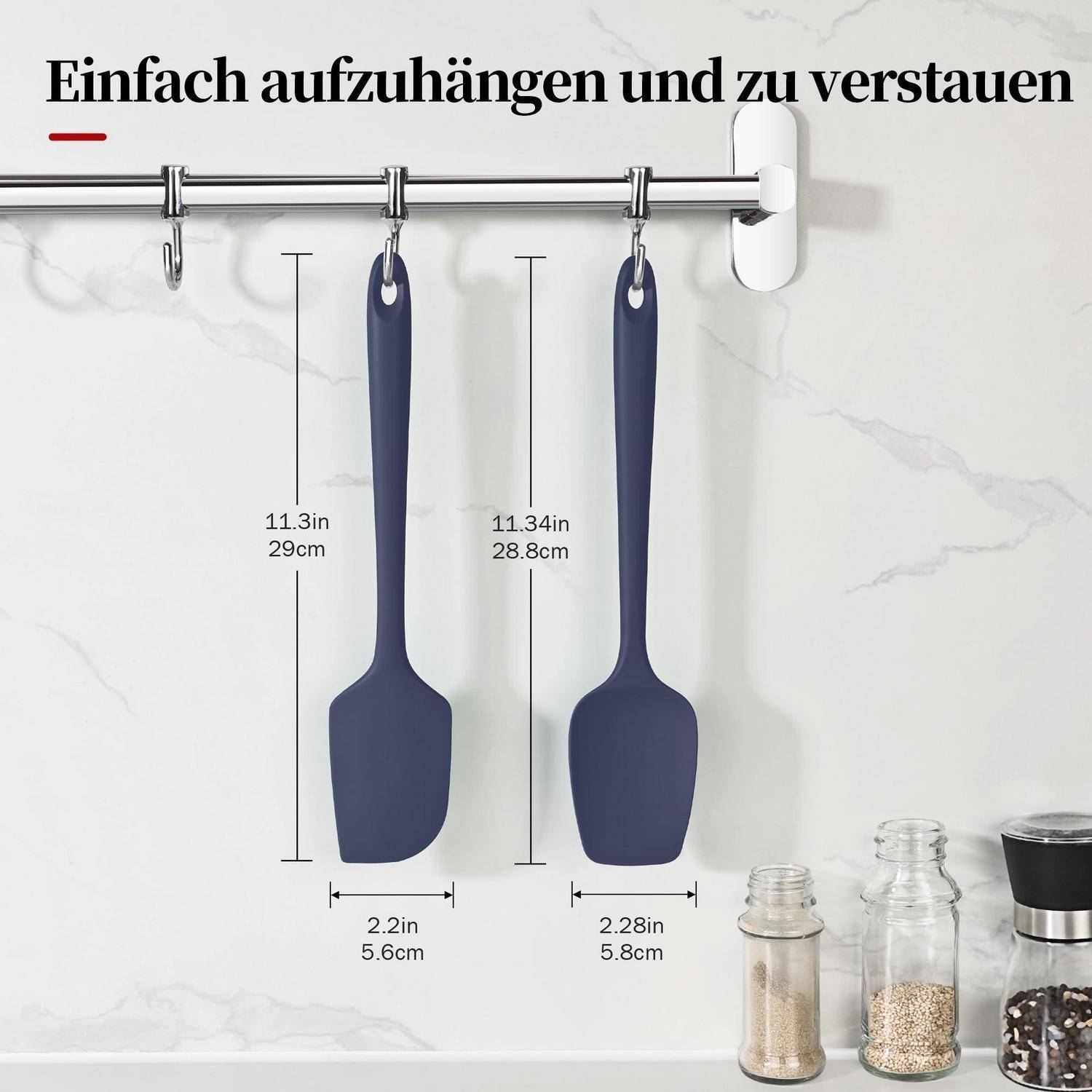 Wandmontiertes Utensilien-Rack mit zwei hängenden blauen Spachteln; der Text besagt „Einfach aufzuhängen und zu verstauen