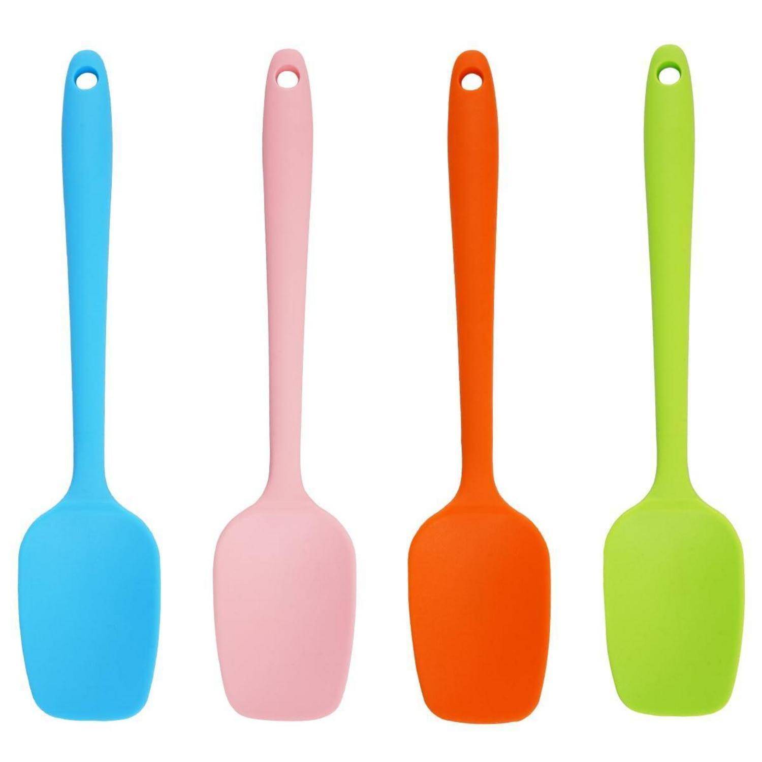 Vier bunte Silikonspatel oder Löffel – blau, rosa, orange und grün – aufrecht auf weißem Hintergrund angeordnet.