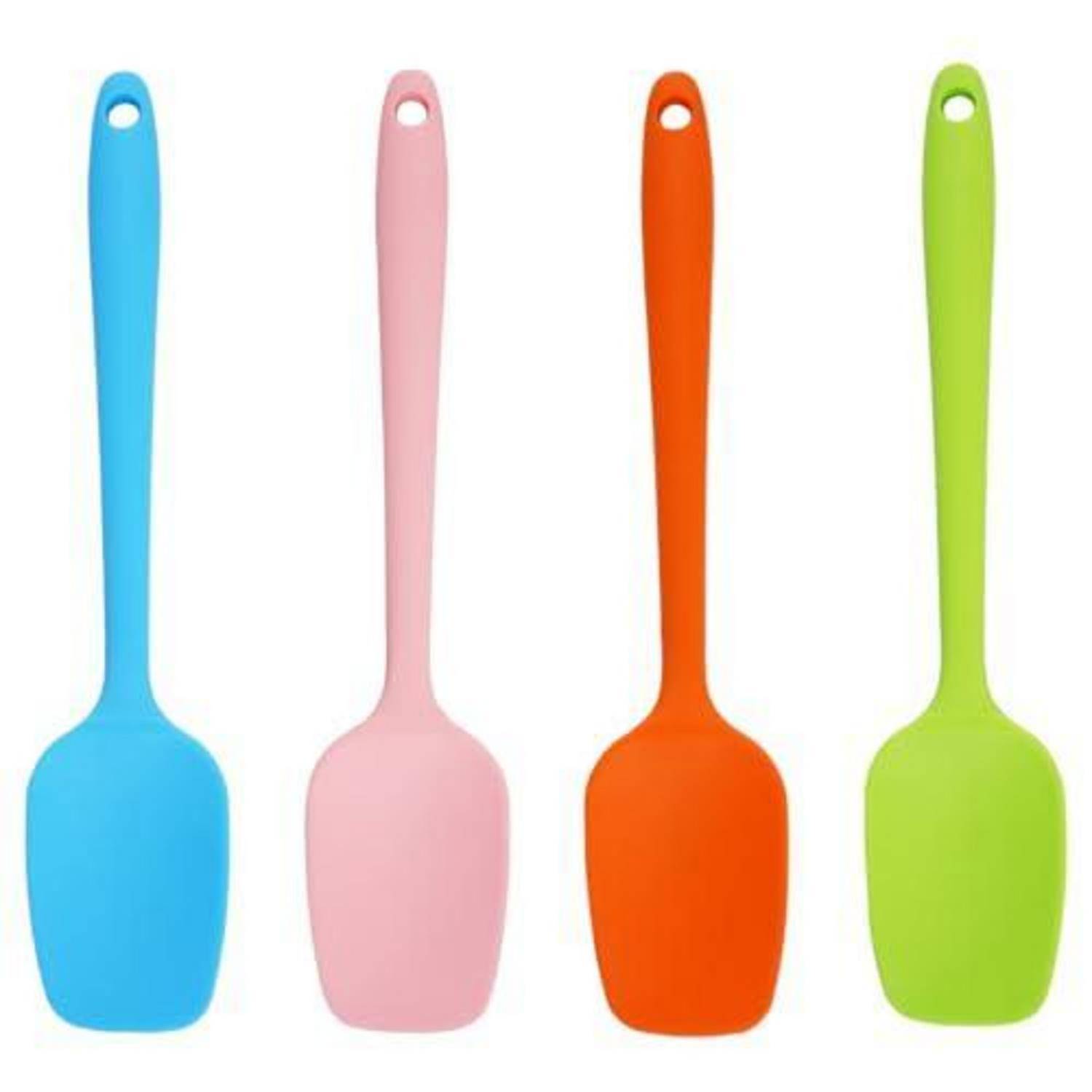 Vier bunte Silikon-Spatel oder Spoonula-ähnliche Küchenutensilien auf weißem Hintergrund, in einer Reihe angeordnet: blau, rosa, orange und grün.