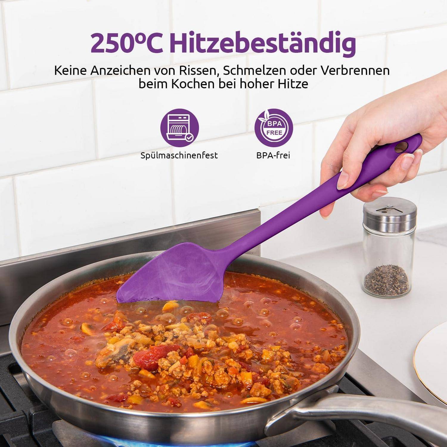 Violetter Silikonspatel rührt eine Pfanne mit Sauce um; der Text besagt „250°C Hitzebeständig