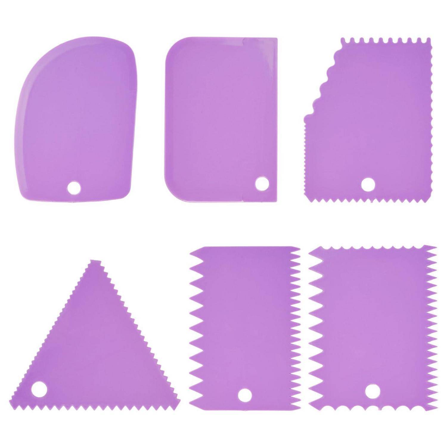 Sechs violette Kunststoff-Schaber- oder Spatelwerkzeugköpfe in verschiedenen Formen, jeder mit einem kleinen Aufhängeloch.