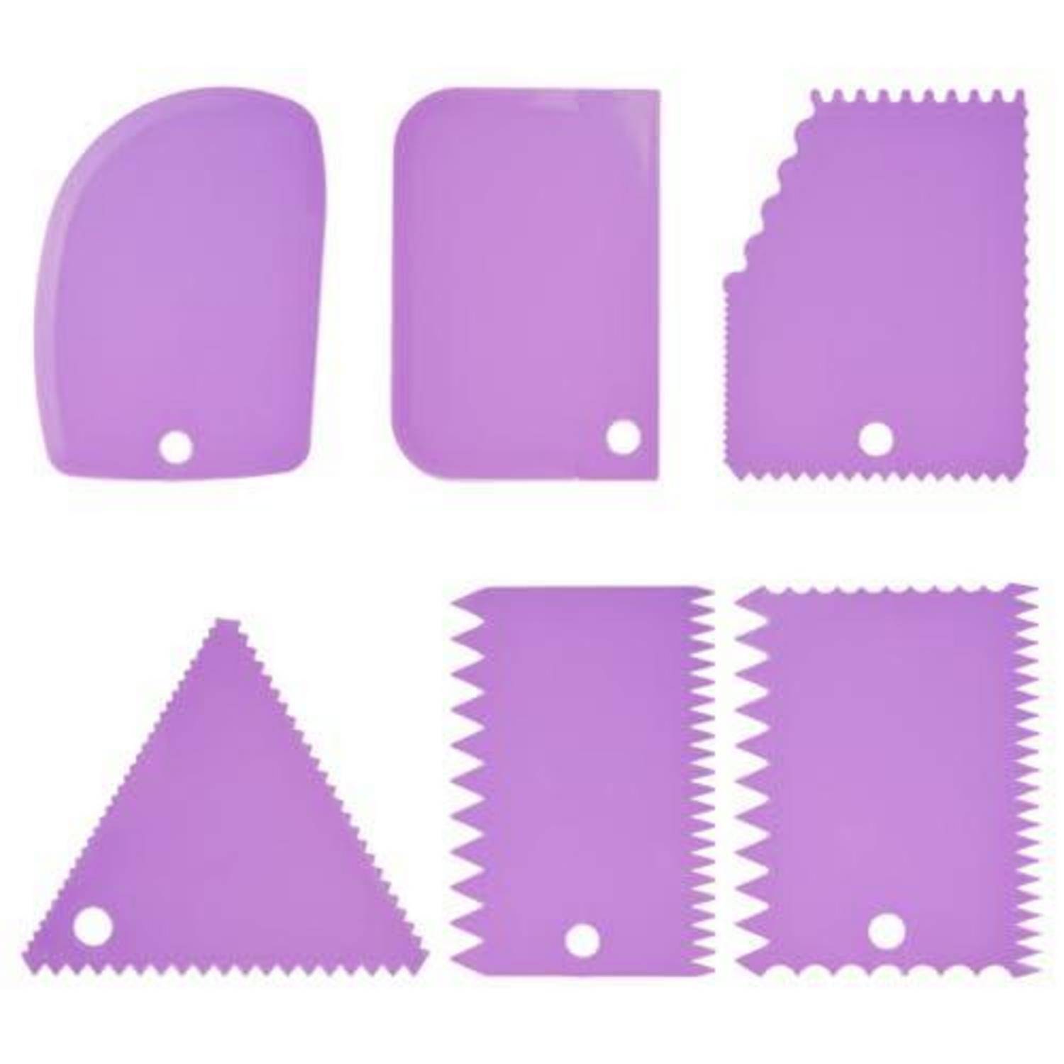Satz von fünf violetten Kunststoff-Schaber- oder Kuchendekorierkarten mit unterschiedlichen Kantenprofilen, jeweils mit einem kleinen Aufhängeloch.