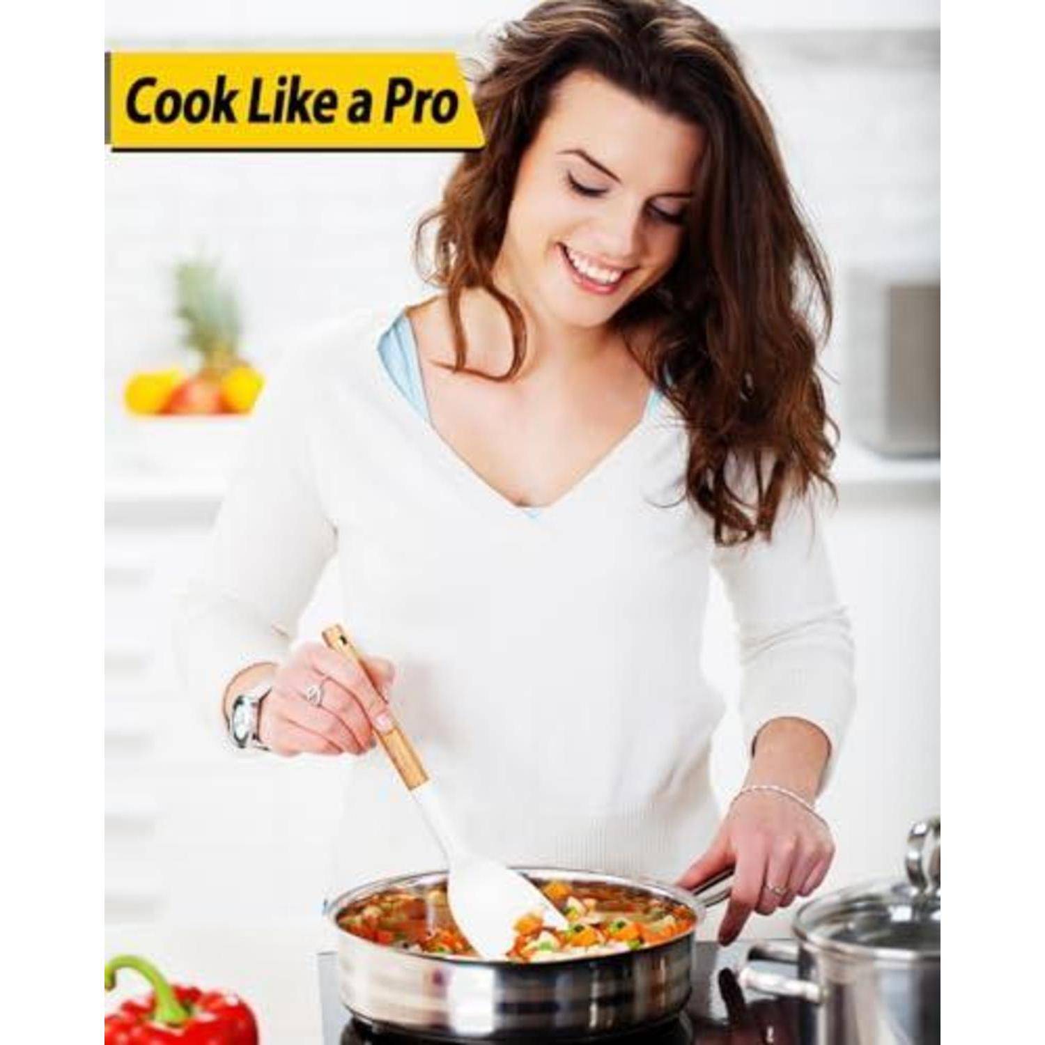 Lächelnde Frau kocht in einer Küche und rührt eine Pfanne mit Gemüse um, mit dem Text „Wie ein Profi kochen