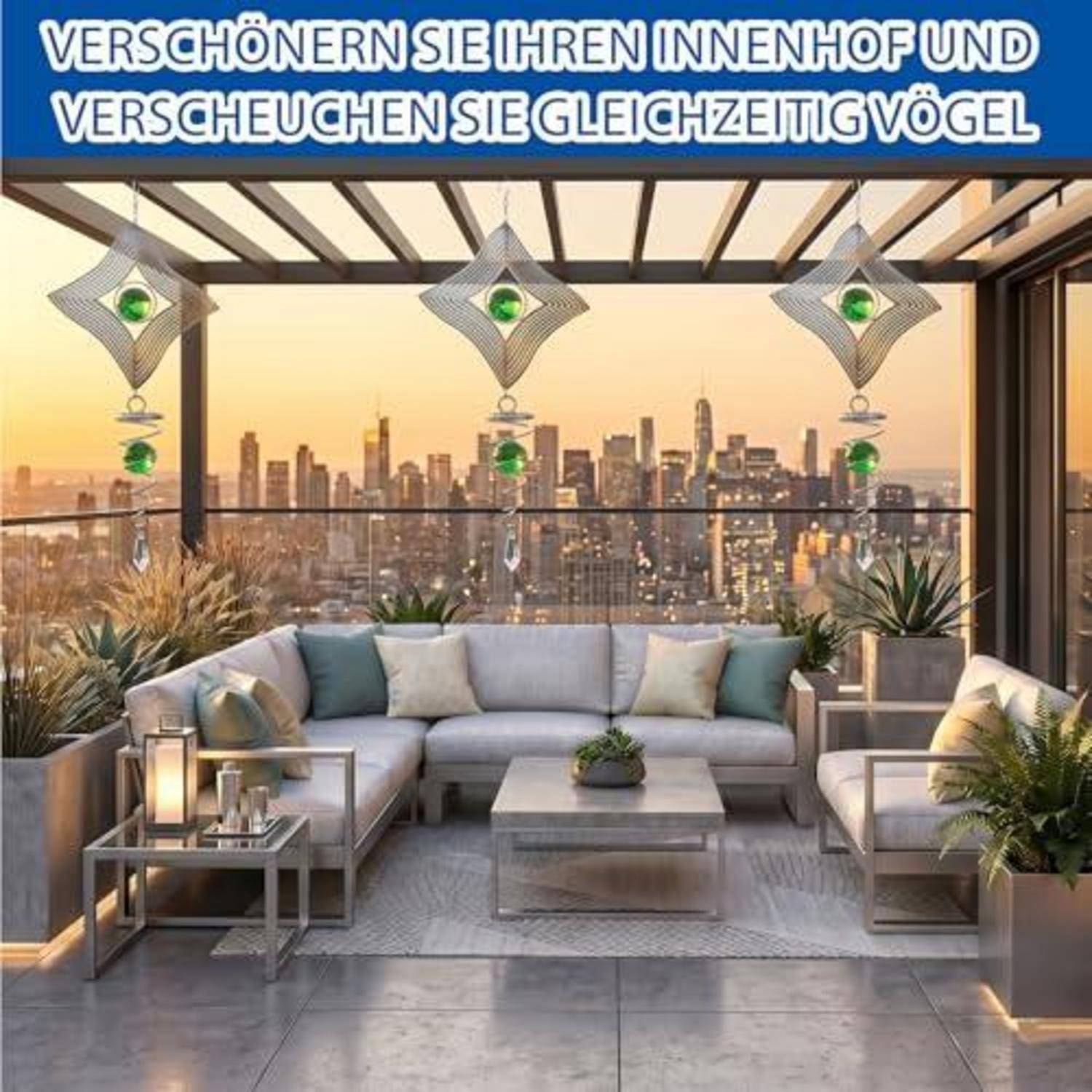 Dachterrassen-Lounge mit Sektionalsofa, Blick auf die Stadtsilhouette und hängenden Vogelabwehrmitteln; der deutsche Text besagt, dass man seinen Innenhof verschönern soll, während man gleichzeitig Vögel verscheucht.