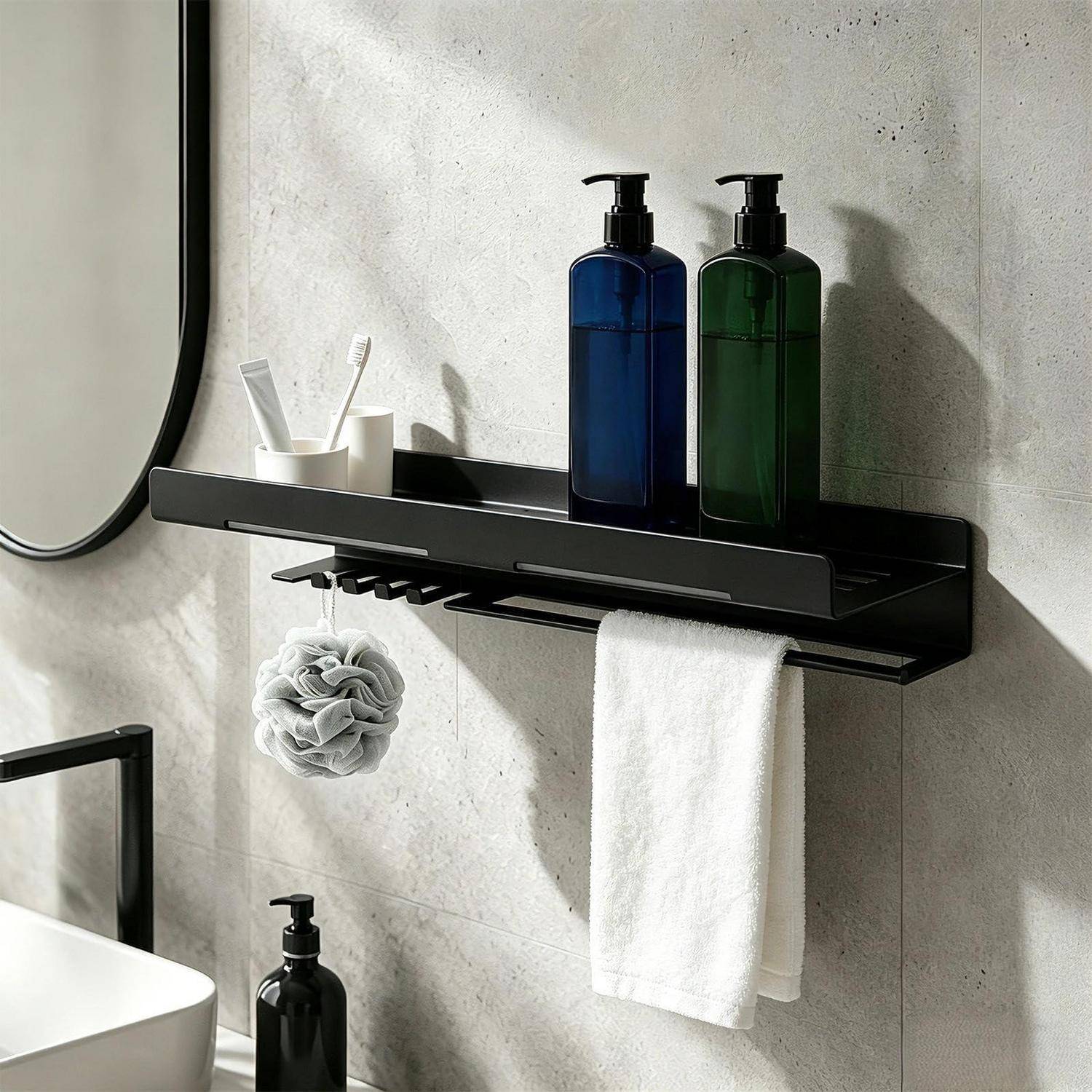 Modernes Badezimmer-Wandregal mit zwei Pumpflaschen, Zahnbürscher, hängendem Handtuch und Duschpouf neben einem Waschbecken.