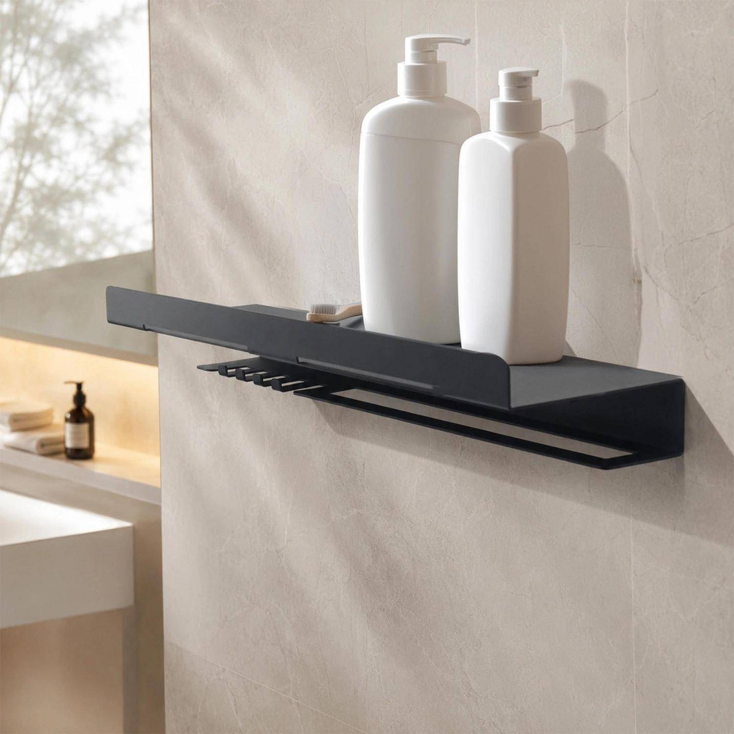Schwarzes, an der Wand montiertes Badezimmerregal mit zwei weißen Pumpflaschen, darunter eine Handtuchstange, neben einem Waschbecken und Fenster.