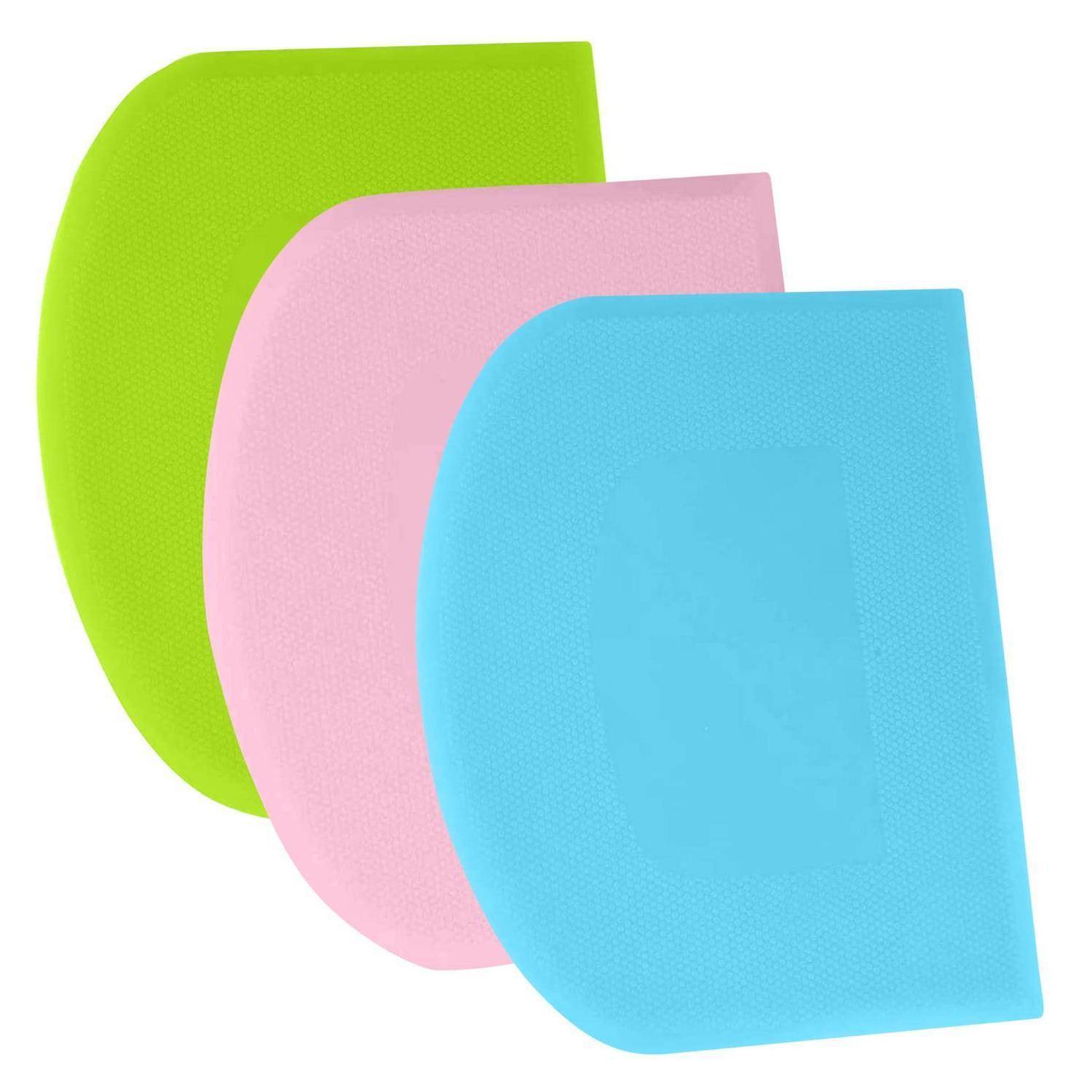 Drei überlappende gebogene rechteckige Blätter in Limettengrün, Rosa und Cyan auf weißem Hintergrund.