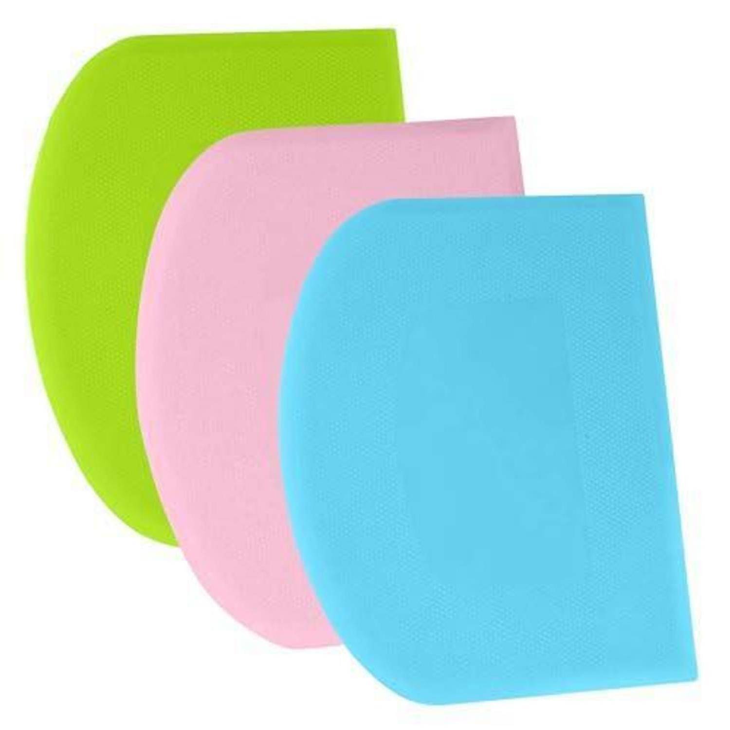 Drei sich überlappende farbenfrohe Schneidbretter oder Platzdeckchen in Grün, Rosa und Blau auf weißem Hintergrund.