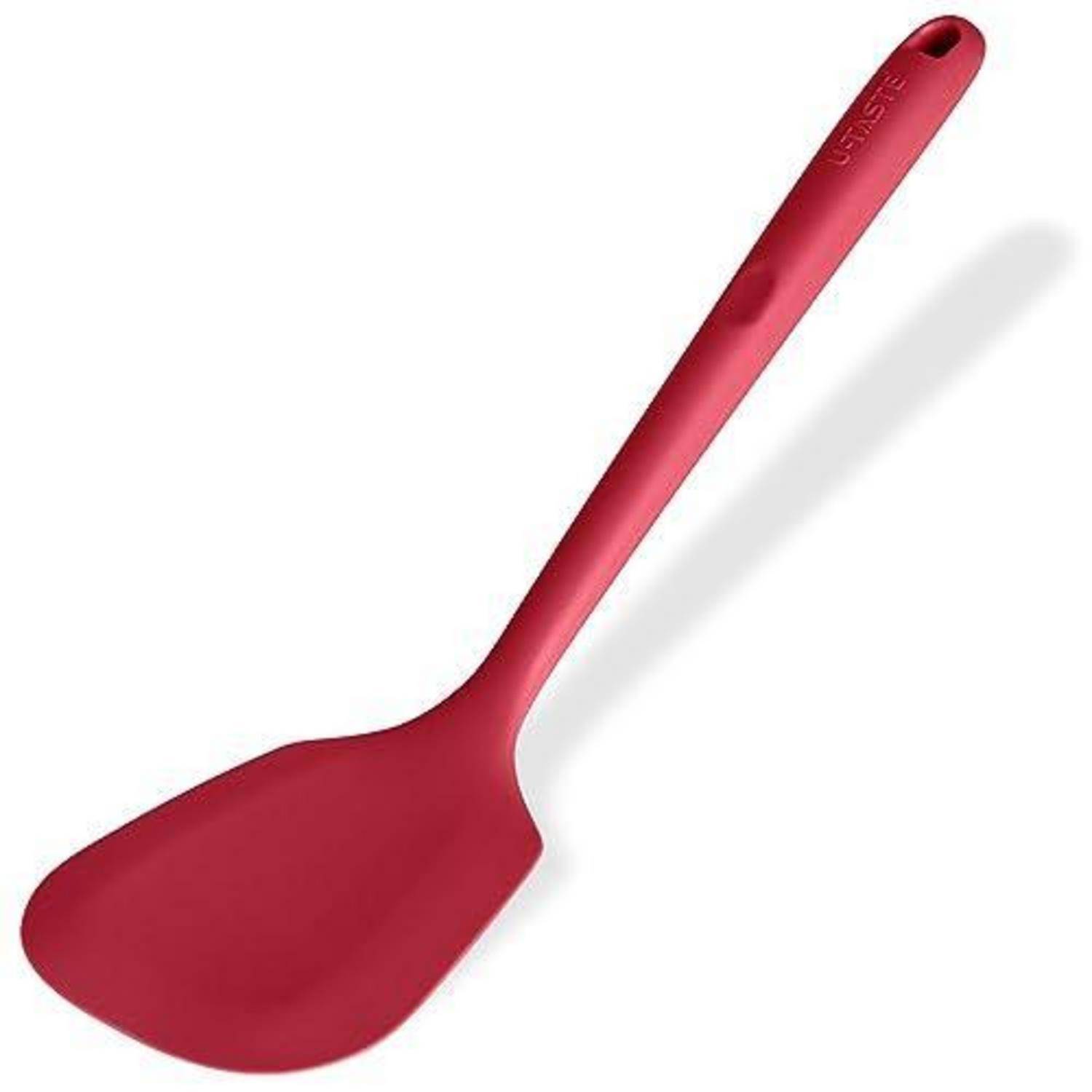 Rote Silikonspachtel mit langem Griff auf weißem Hintergrund.