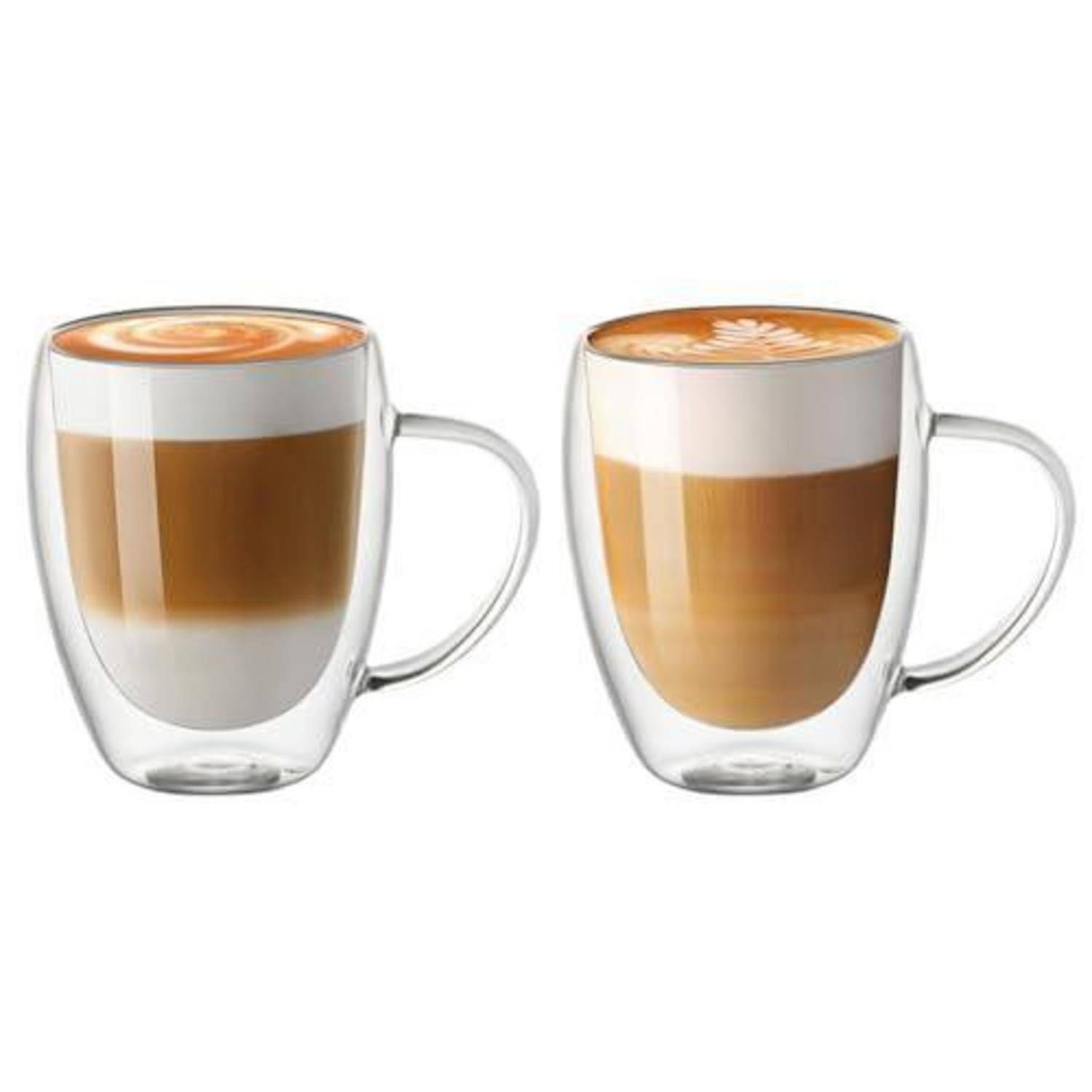 Zwei klare Glastassen mit geschichteten Kaffegetränken aus Milchschaum und Espresso, die verschiedene Latte-ähnliche Getränke zeigen.