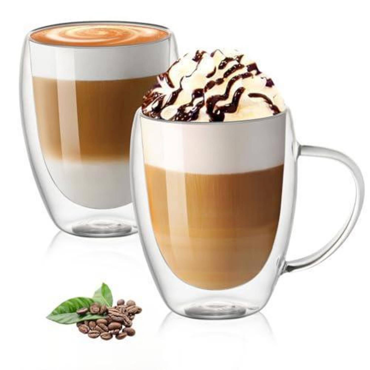 Zwei geschichtete Kaffeegetränke in durchsichtigen Tassen, eine mit Schlagsahne und Schokoladendrizzle belegt, mit Kaffeebohnen und Blättern darunter.