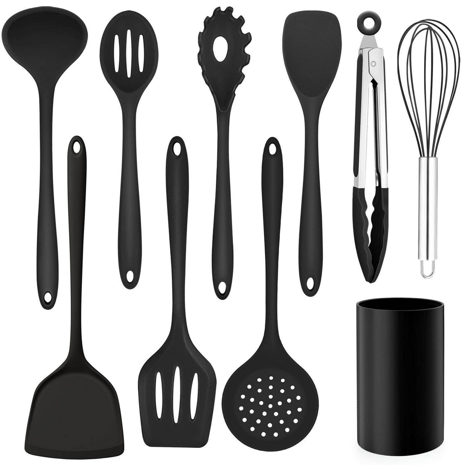 Schwarzes Küchengeräte-Set mit Pfannenwender, Schöpflöffel, Nudelserver, Schneebesen, Zange und Halter auf weißem Hintergrund.