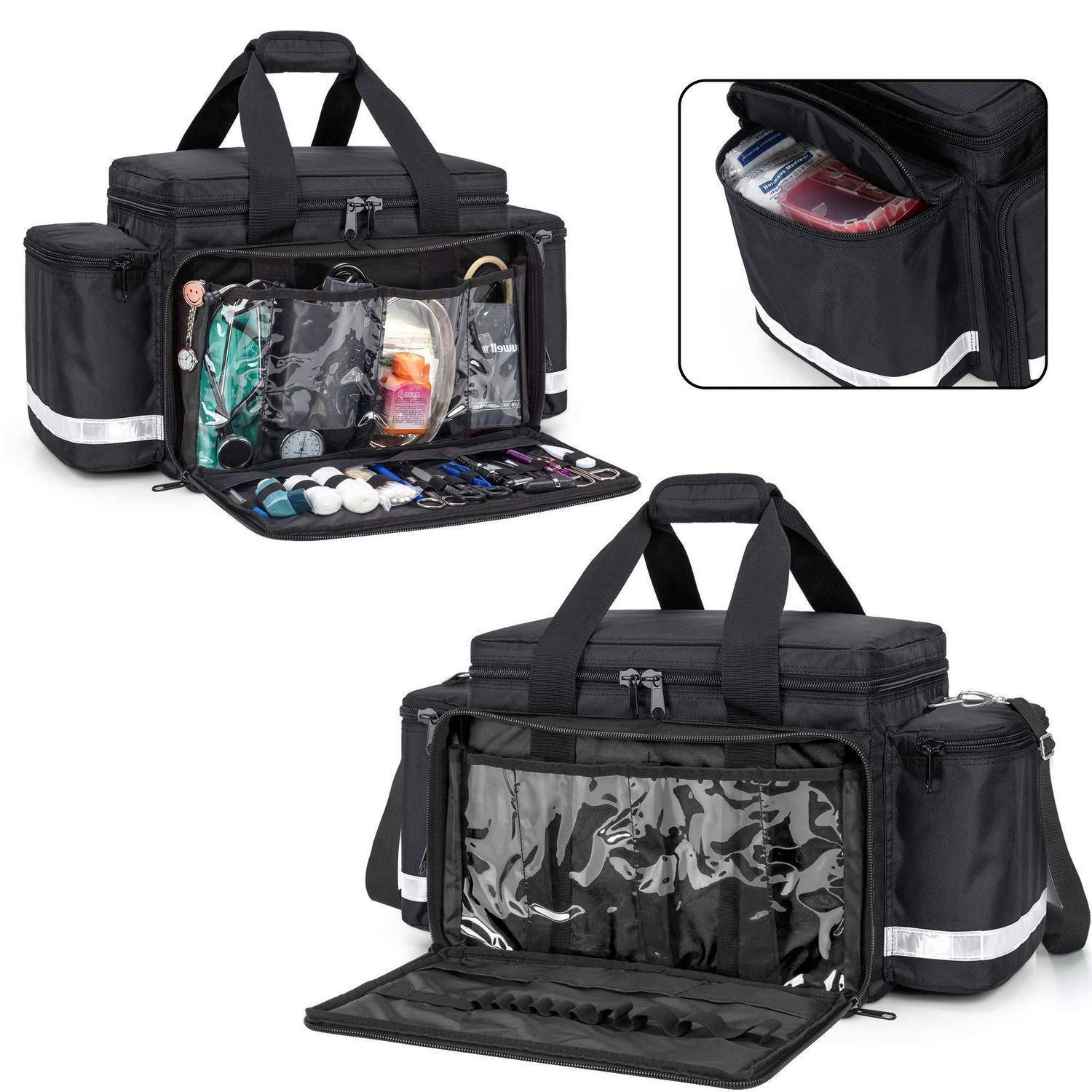 Schwarze Reisetasche mit offener Front-Organizer, Netztaschen, durchsichtigen Fächern und Seitentasche; gezeigt mit Toilettenartikeln und Reisegegenständen, die darin gepackt sind.