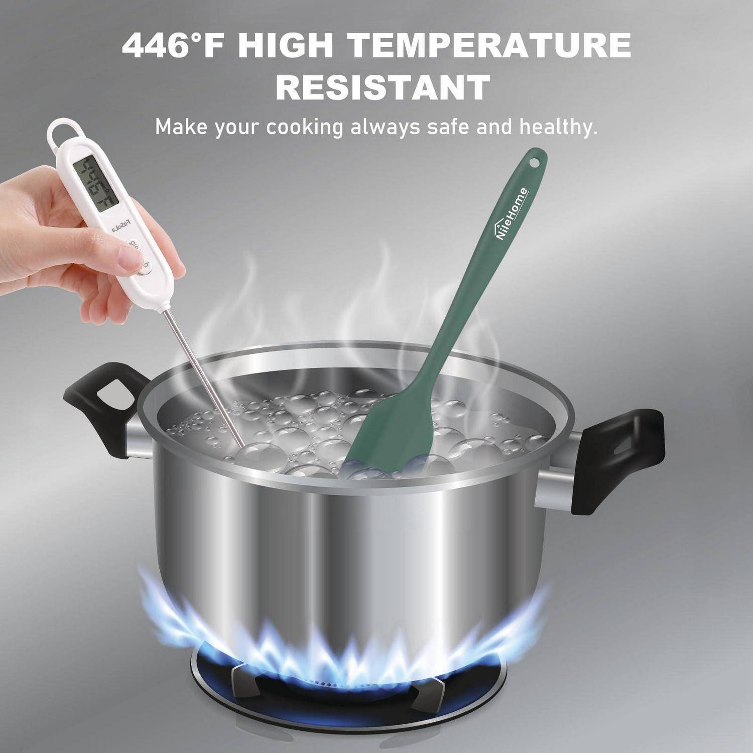 Kochtopf mit kochendem Wasser, Thermometer und Silikonlöffel hervorgehoben als 446°F Hochtemperaturbeständigkeit für sicheres Kochen.