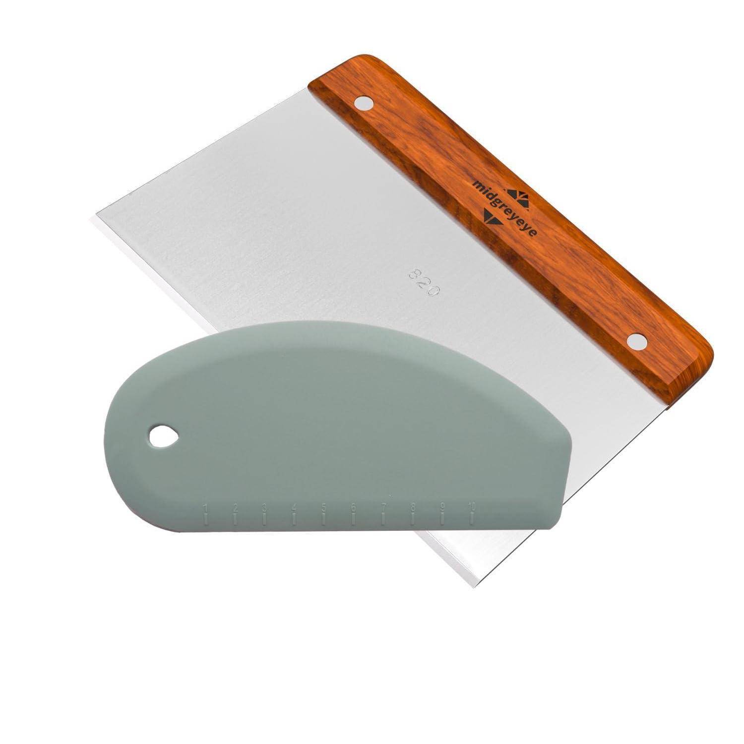 Zwei Spachtel mit flachen Metallklingen: einer mit Holzgriff, einer mit grauem Kunststoffgriff, auf weißem Hintergrund.