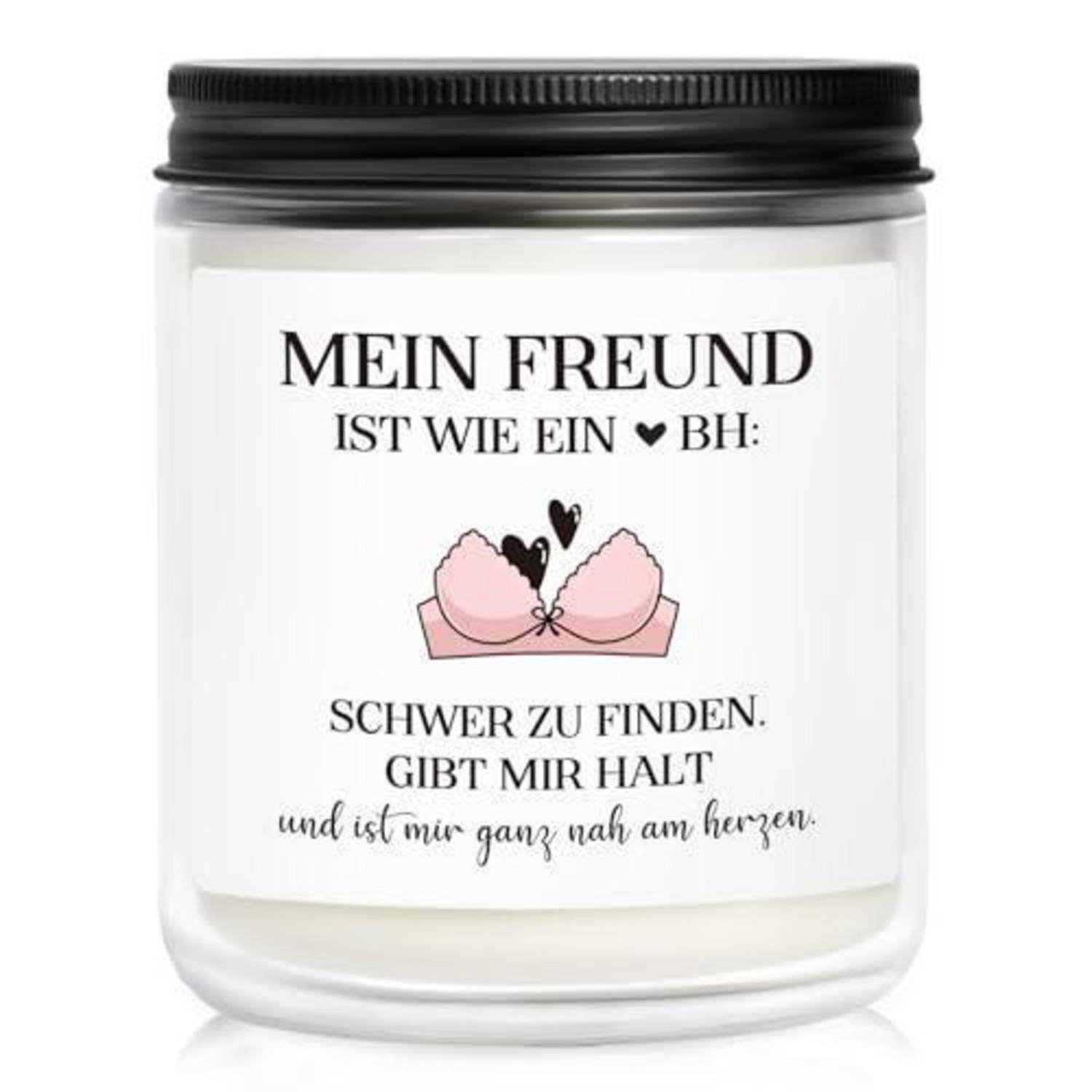Weiße Kerzenjar mit deutscher Beschriftung: „Mein Freund ist wie ein ♥ BH: schwer zu finden. Gibt mir Halt und ist mir ganz nah am Herzen," mit einer rosa BH-Grafik.