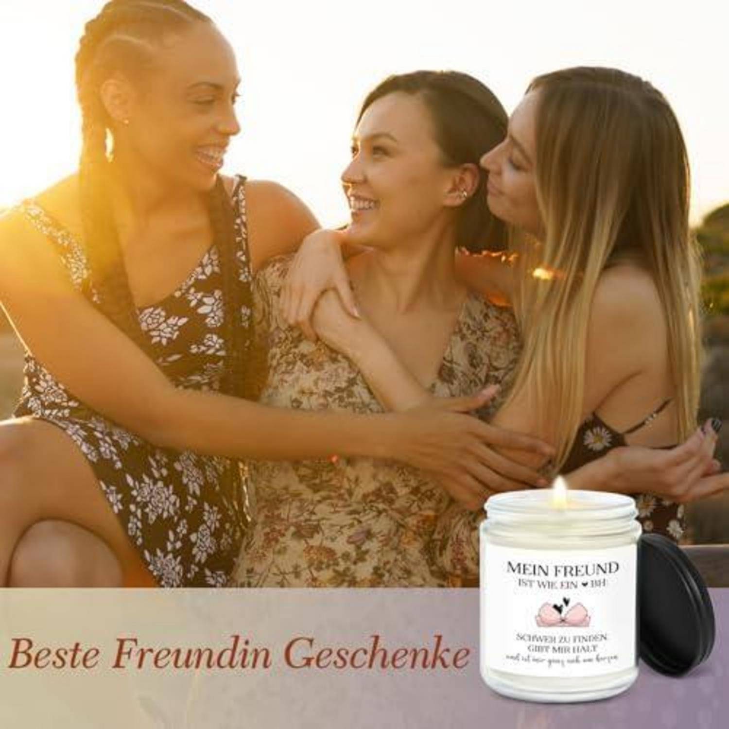 Drei Frauen umarmen sich und lächeln bei Sonnenuntergang neben einem Kerzengeschenkglas mit der Aufschrift „Mein Freund ist wie ein ..."; der Text lautet „Beste Freundin Geschenke"".