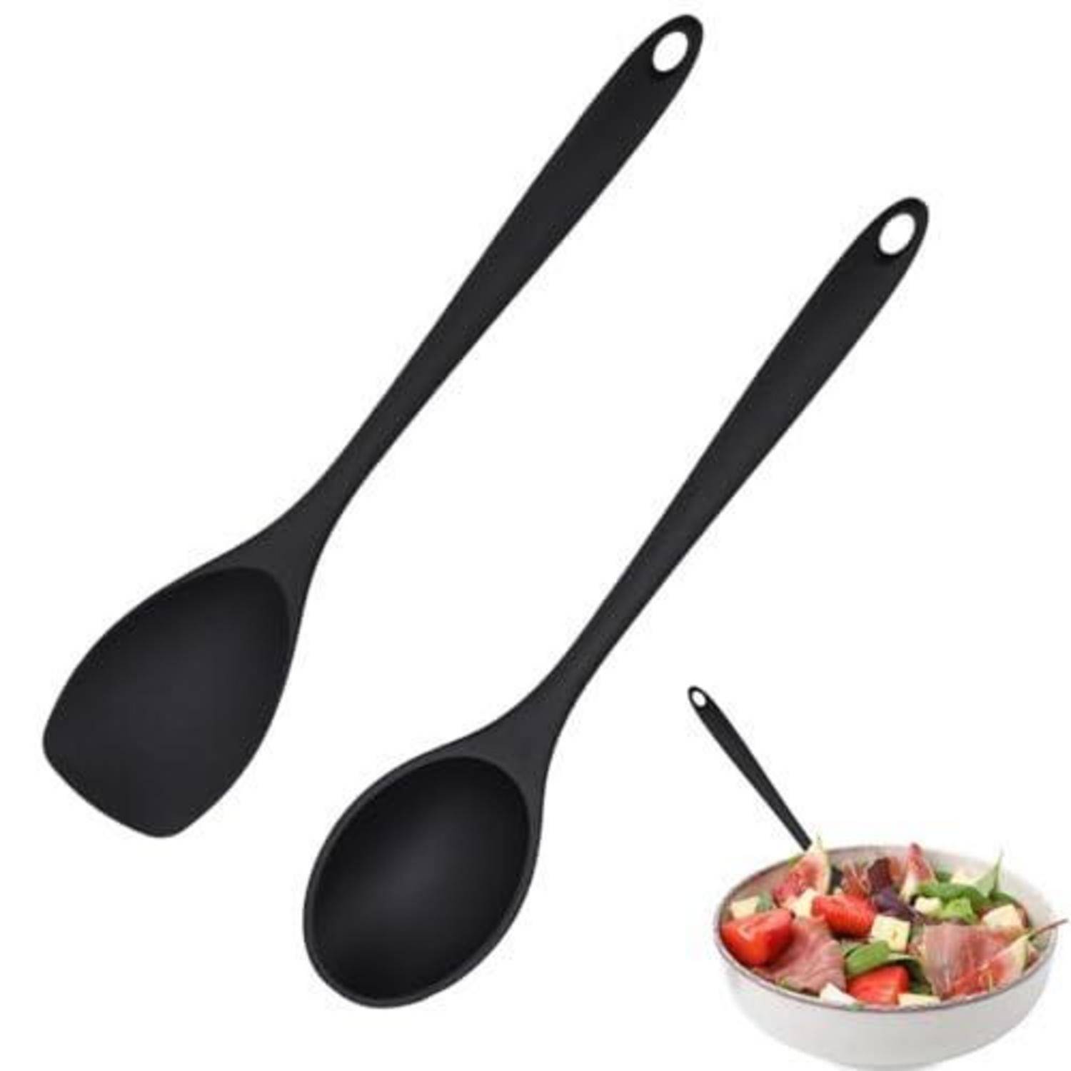 Zwei schwarze Silikonkochlöffel mit Aufhängelöchern, gezeigt mit einer Salatschüssel und einem Löffel im Gebrauch.