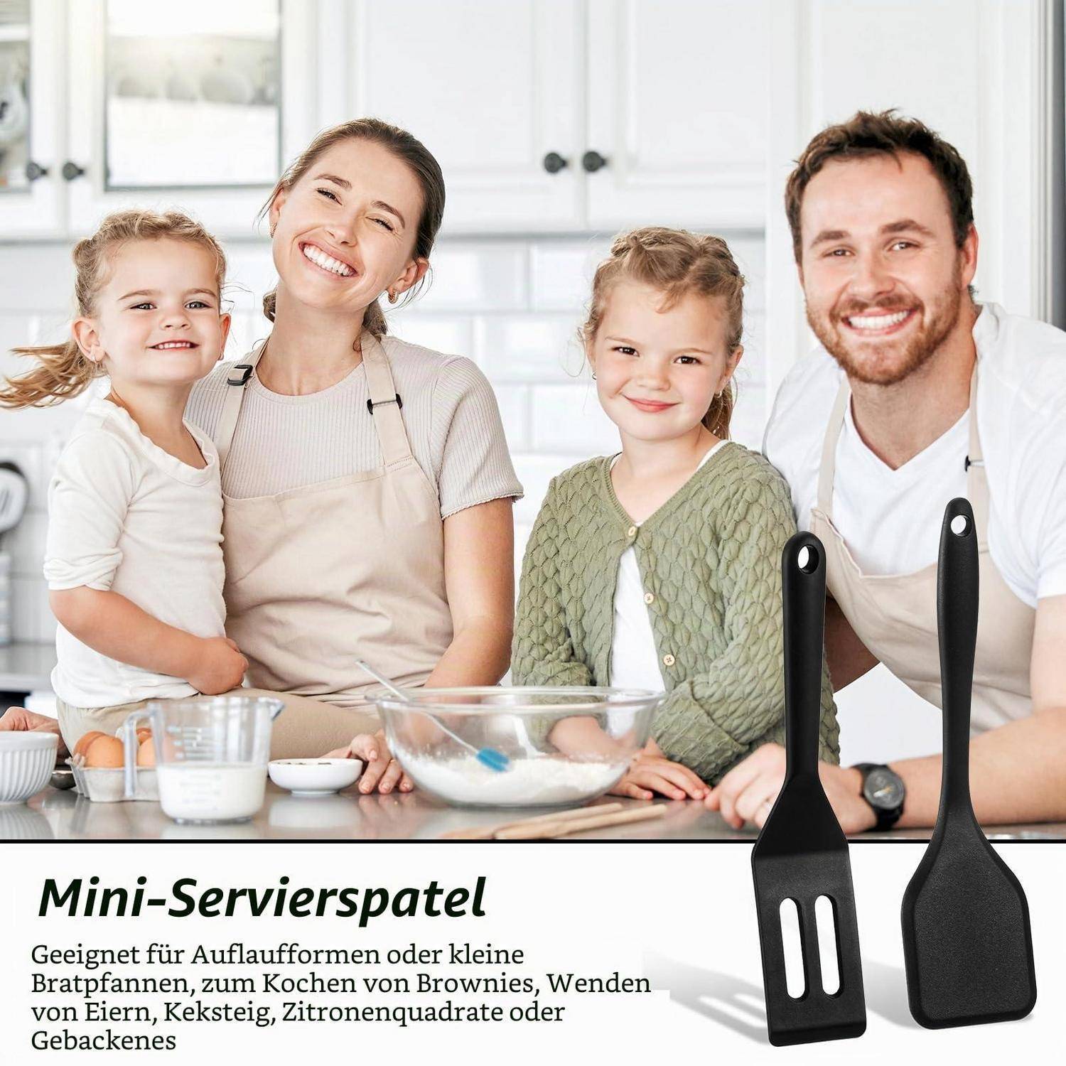 Glückliche Familie in einer Küche, die eine 