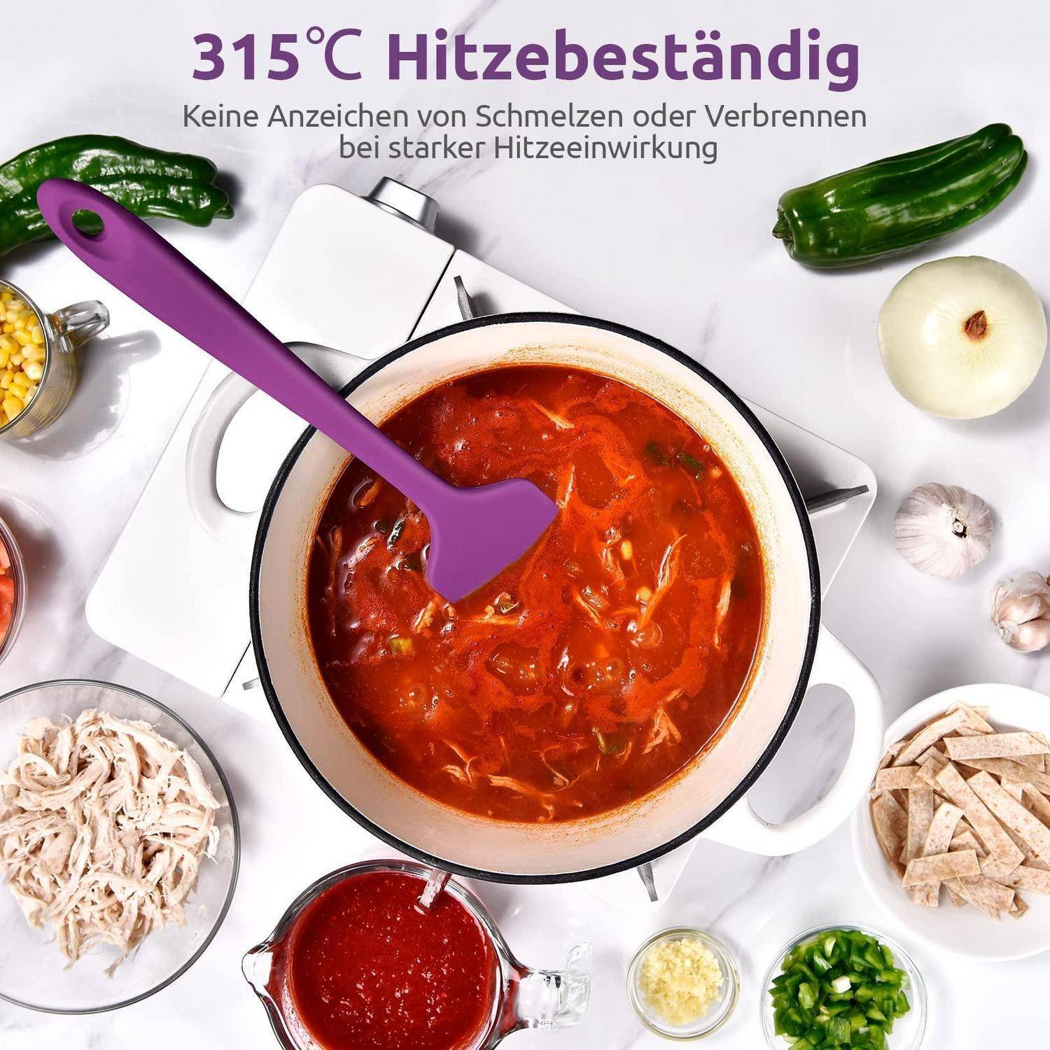 Violetter hitzebeständiger Spatel rührt einen Topf mit roter Suppe auf einem Herd um, mit deutschem Text, der „315°C hitzebeständig