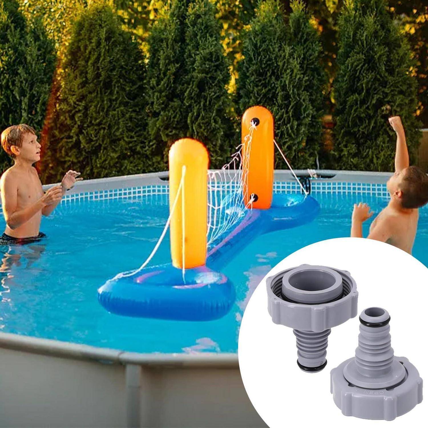 Zwei Jungen spielen Volleyball in einem aufgestellten Pool mit einem aufblasbaren Netz, und eine Inhaltsangabe zeigt graue Poolschlauch-Adapterstecker.