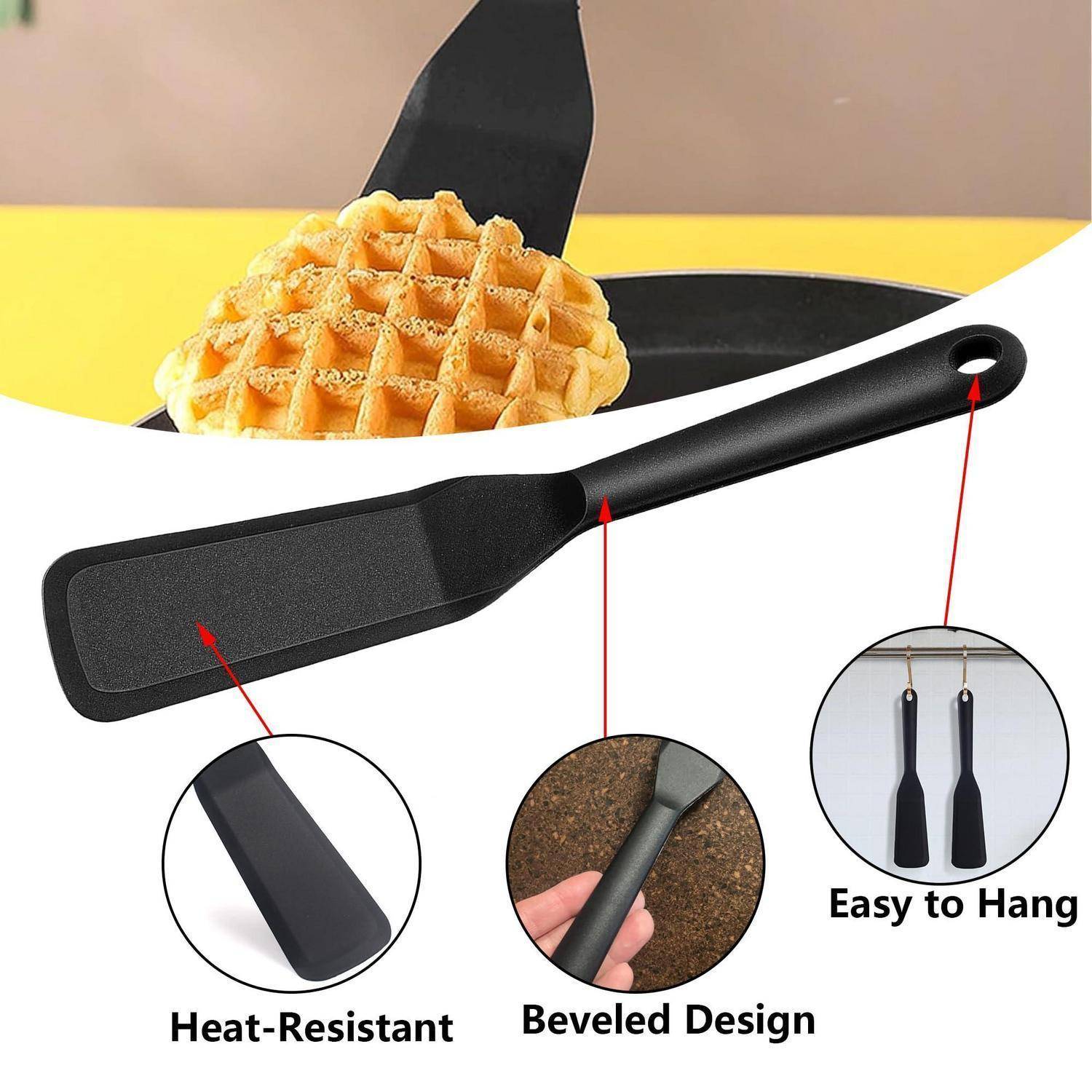 Schwarzer hitzebeständiger Waffelpfannenwender mit abgeschrägter Kante und Aufhängeloch, gezeigt mit einer Waffel und beschrifteten Detailaufnahmen der Merkmale: 'Hitzebeständig', 'Abgeschrägtes Design', 'Leicht zum Aufhängen