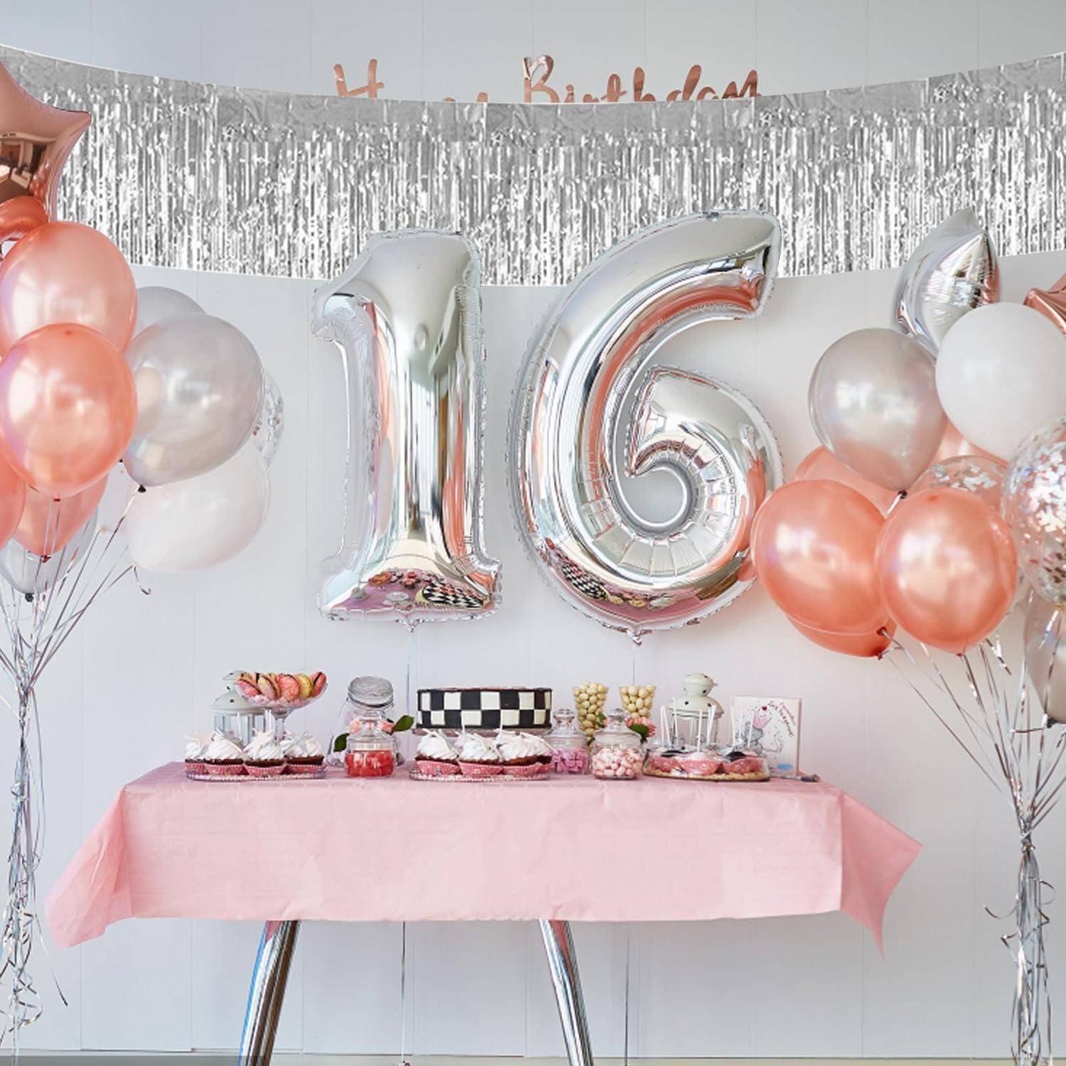 Geburtstagsfeier-Setup mit großen silbernen „16