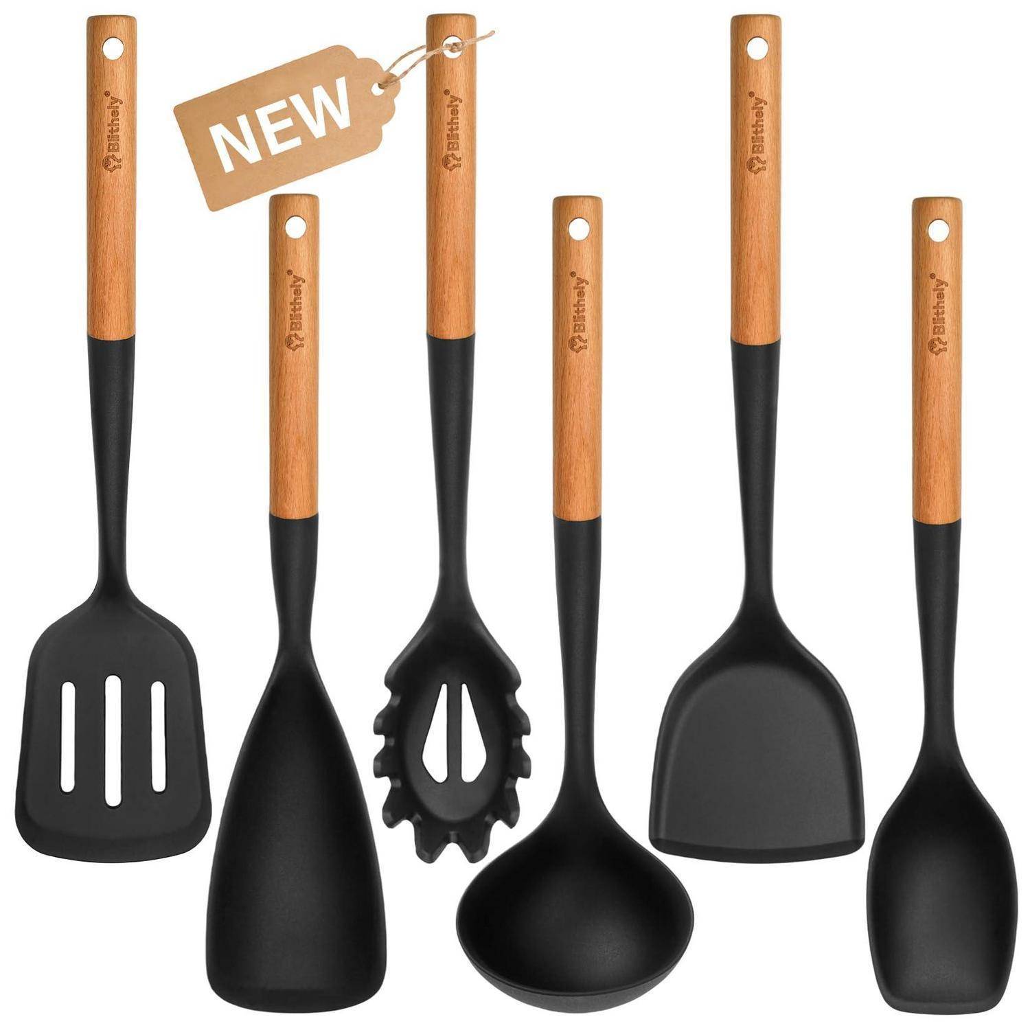 Satz mit sechs schwarzen Nylon-Küchenutensilien mit Holzgriffen, bestehend aus Spachteln, Löffel, Schöpflöffel und Pastaschieber, gekennzeichnet mit „NEU