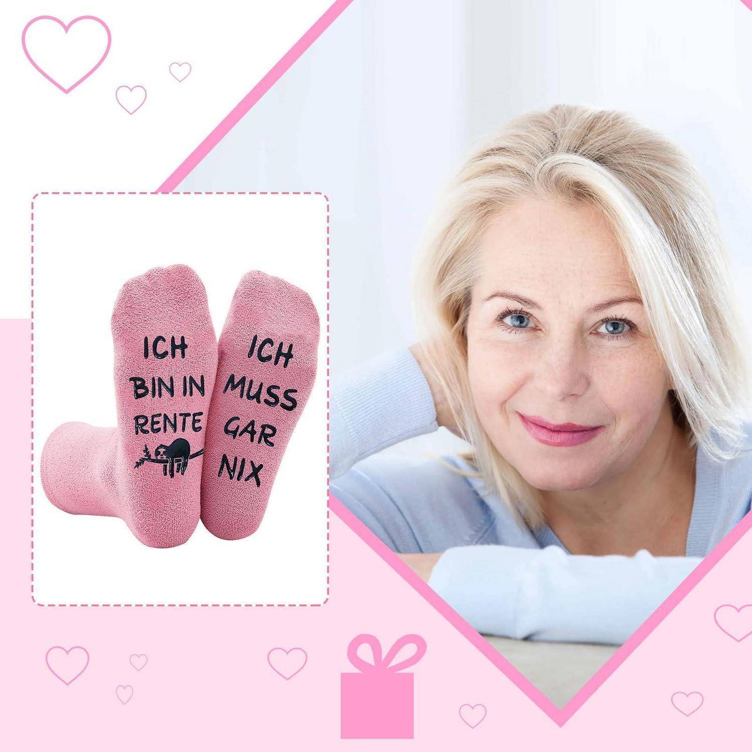 Rosa Geschenksocken mit deutschem Text „ICH BIN IN RENTE" und „ICH MUSS GAR NIX"" neben einer lächelnden blonden Frau, was auf ein Ruhestandsgeschenk hindeutet.