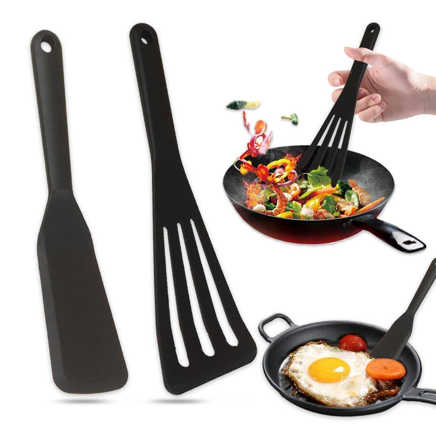 Schwarze hitzebeständige Kochutensilien: ein Spatel und ein Schaumkelle, gezeigt mit einer Hand, die Essen in einem Wok umrührt, und einem Spiegelei in einer Pfanne.