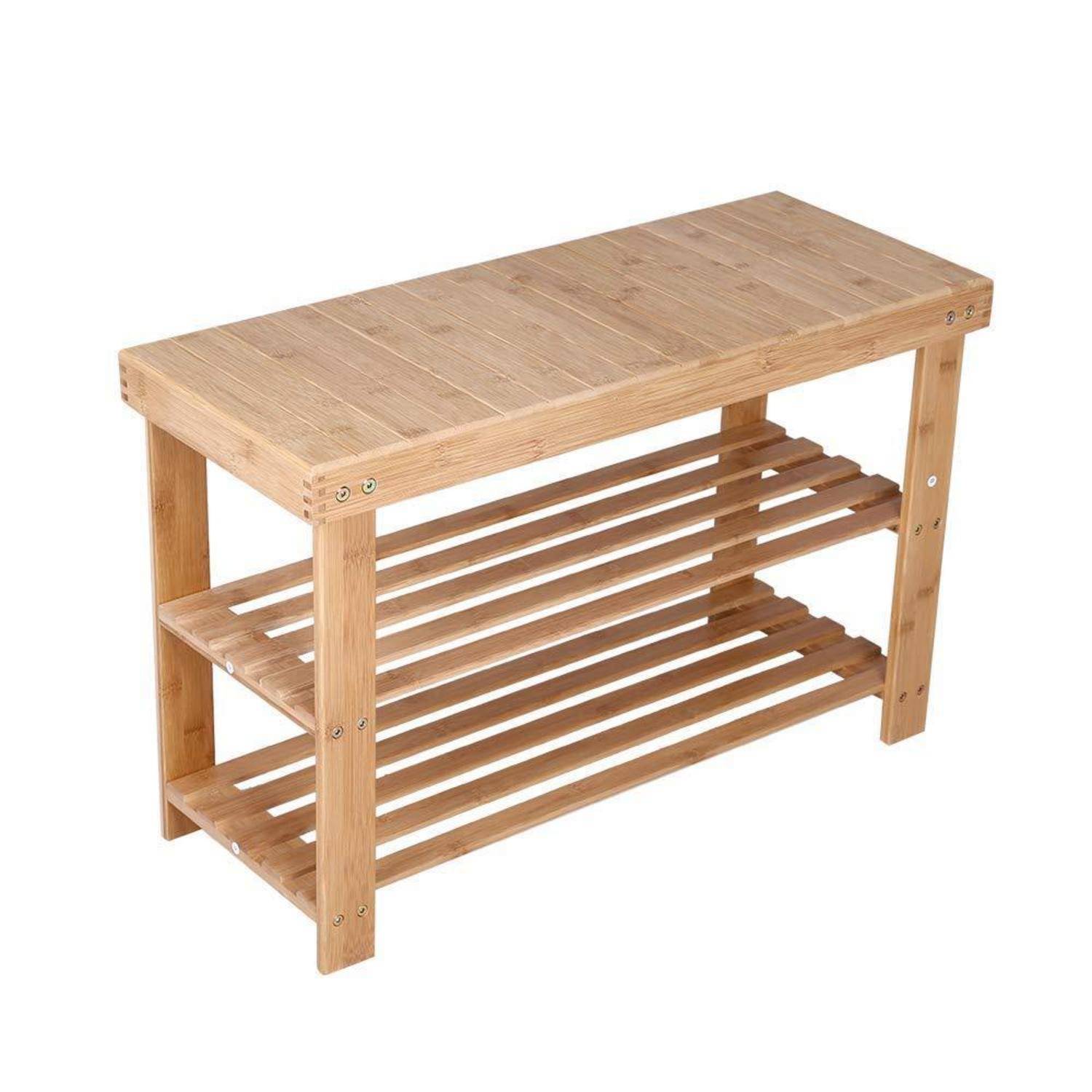 Holzbank mit flacher Oberseite und lattenförmigen unteren Regal, dargestellt vor weißem Hintergrund.