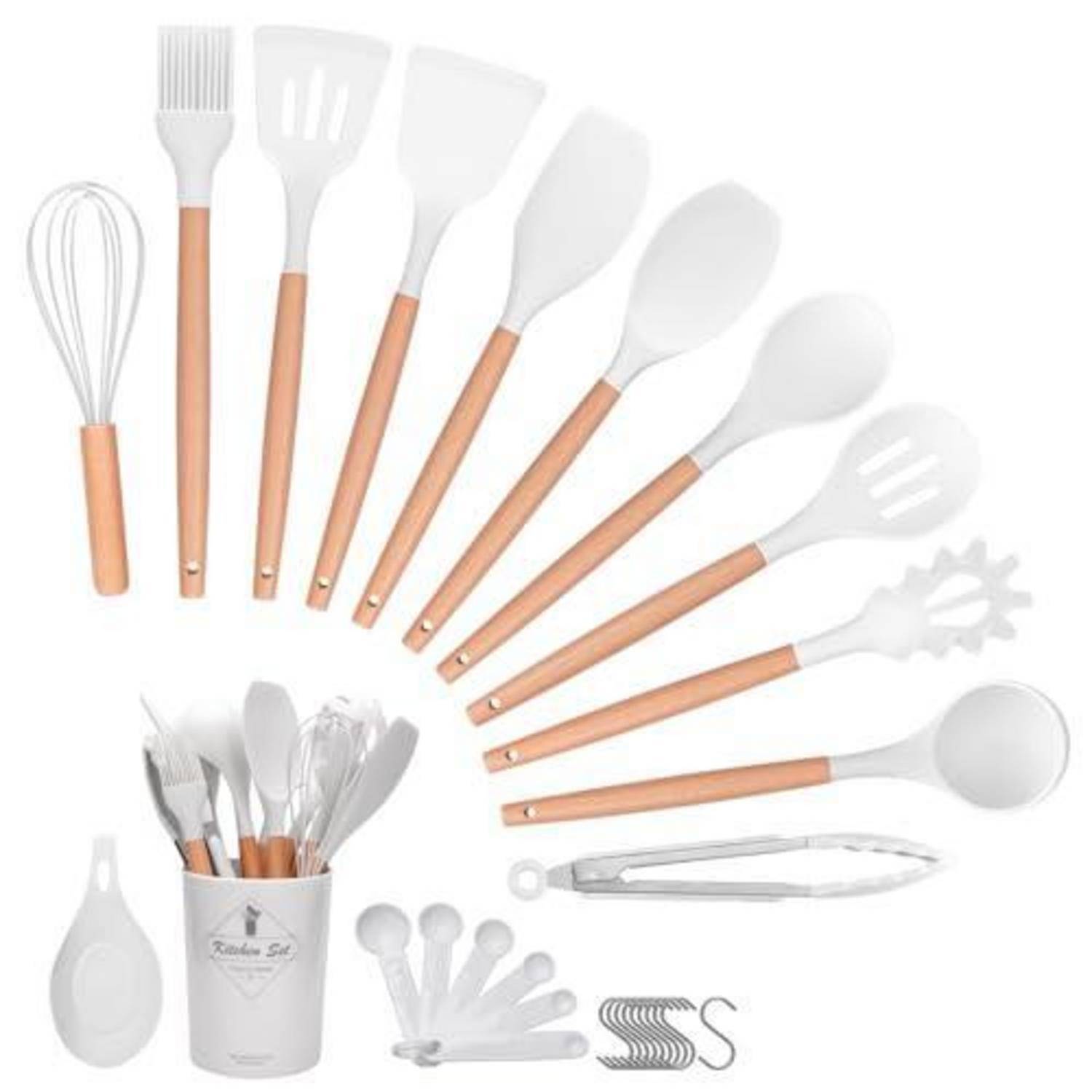 Assortierte Küchenutensilien mit Holzgriffen, einschließlich Schneebesen, Spachteln, Löffel, Zangen, ein Sieb, Messlöffel und ein Utensilien-Halter.
