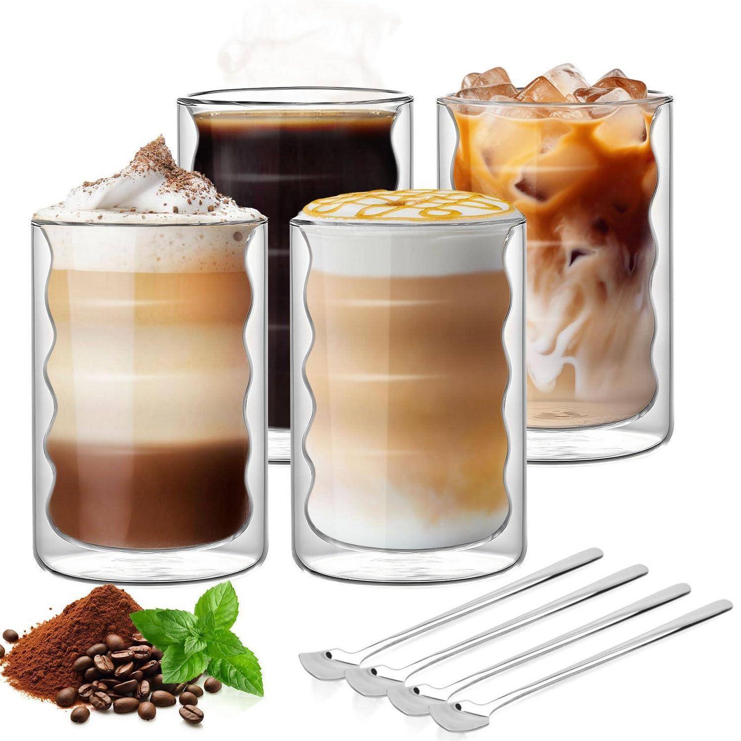 Vier geschichtete Kaffeegetränke in durchsichtigen Glastassen, einschließlich eisgekühlter und heißer Sorten, mit Kaffeebohnen, Minze, Kakaopulver und vier Metallöffeln auf weißem Hintergrund.