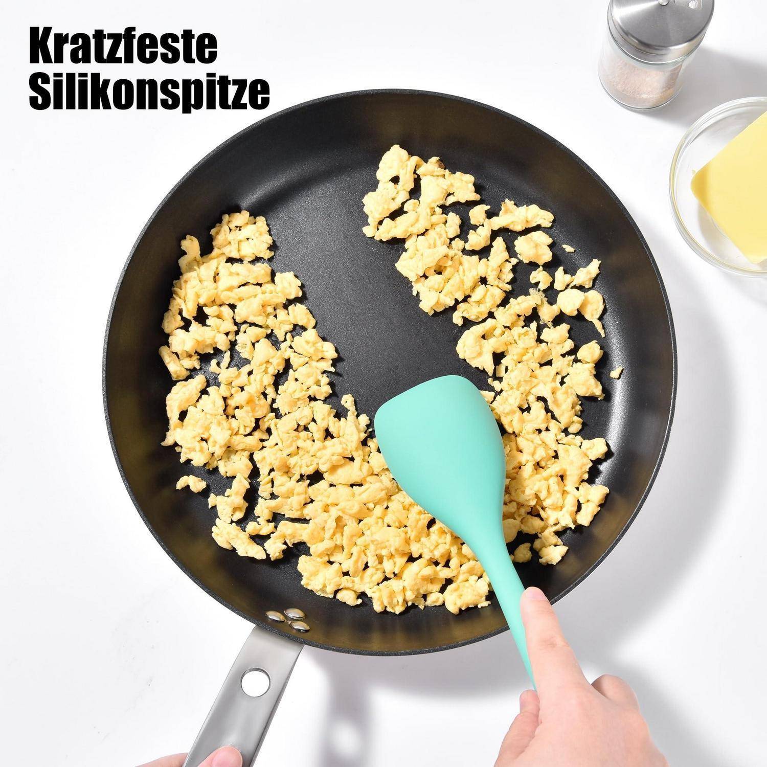 Handgerührte Rühreier in einer Antihaftpfanne mit einem türkisfarbenen Silikonspatel; Text liest sich 'Kratzfeste Silikonspitze'.